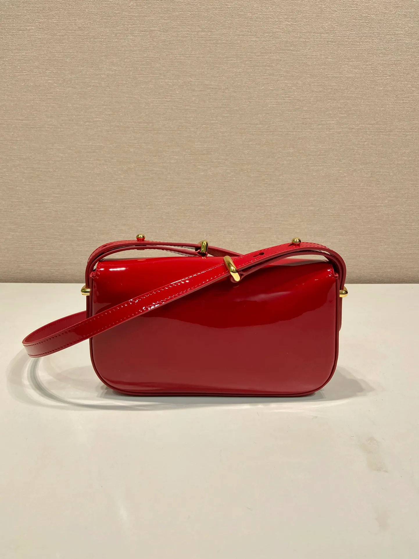 💰1460🎉New style🎉1BD339 patent leather🎉🎉 This shoulder bag demonstrates a simple design concept through its smooth lines and compact shape. It is made of patent calfskin outer/sheepskin inner fabric. It is equipped with an adjustable shoulder strap that can be carried on one shoulder/crossbody, with a maximum length of 110cm. The front lock buckle is embellished with the iconic triangle logo. Wear a bold upper body, beauties. Get it now. Length 20.5x Height 10.5x Bottom 4cm