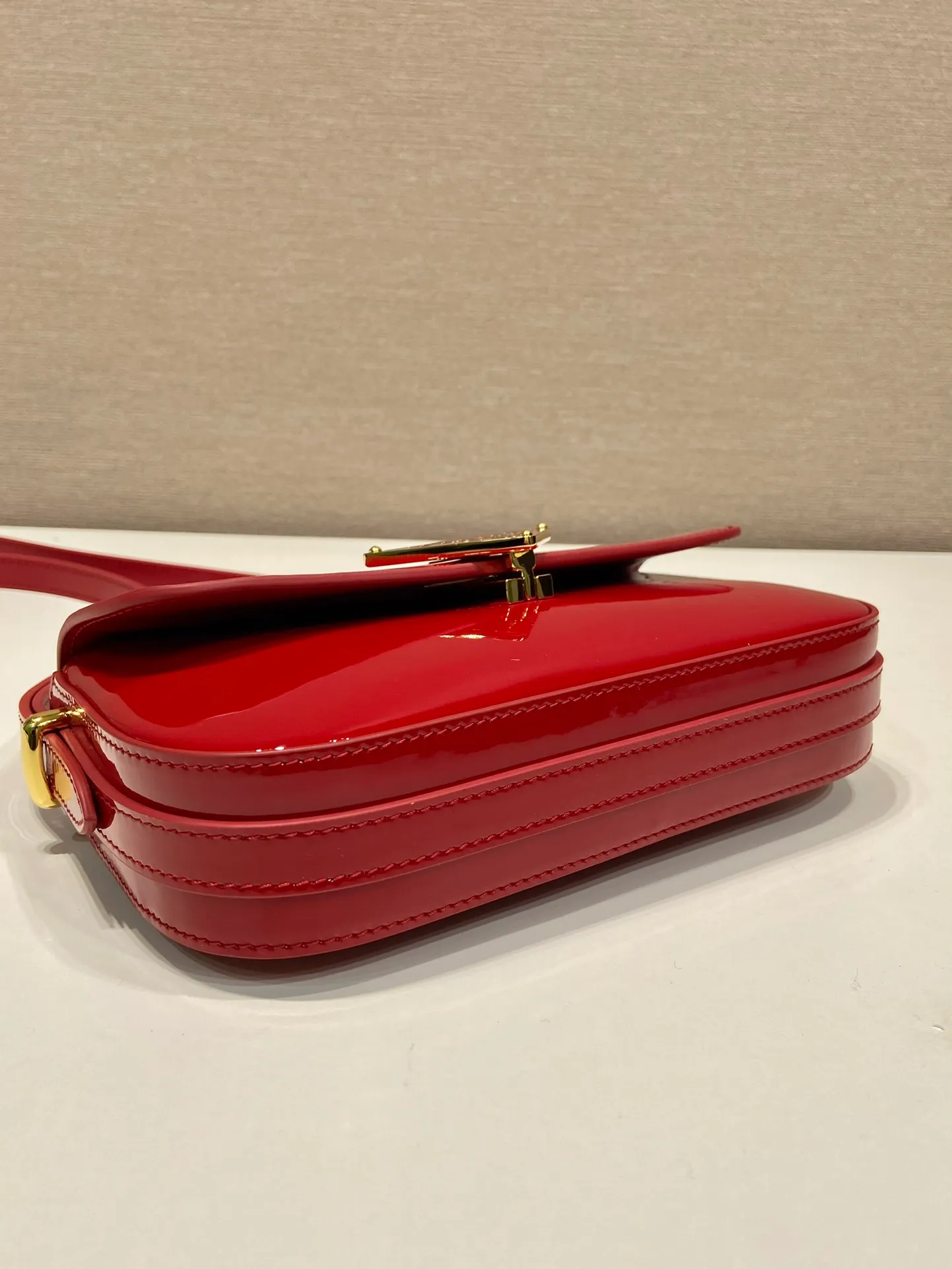 💰1460🎉New style🎉1BD339 patent leather🎉🎉 This shoulder bag demonstrates a simple design concept through its smooth lines and compact shape. It is made of patent calfskin outer/sheepskin inner fabric. It is equipped with an adjustable shoulder strap that can be carried on one shoulder/crossbody, with a maximum length of 110cm. The front lock buckle is embellished with the iconic triangle logo. Wear a bold upper body, beauties. Get it now. Length 20.5x Height 10.5x Bottom 4cm