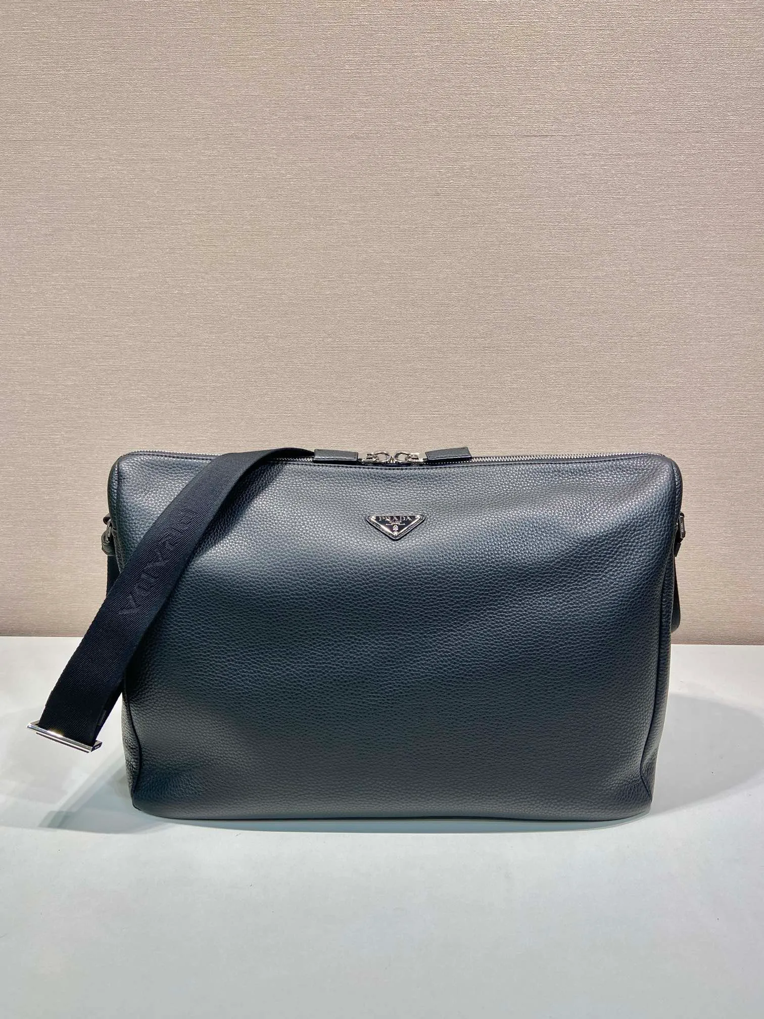 💰1860🎉New Messenger Bag🎉🎉😉2VH185 Large🎉🎉 This modern and practical leather handbag features a soft silhouette with stylish details. This braided strap complements a versatile, sporty style. Zipper closure, internal zipper pocket, recycled nylon logo printed lining, the upper body effect is very fashionable and spacious, handsome guys, hurry up and get it🎉🎉 Length 43x Height 32x Bottom 18cm👏👏👏🎉🎉🎉