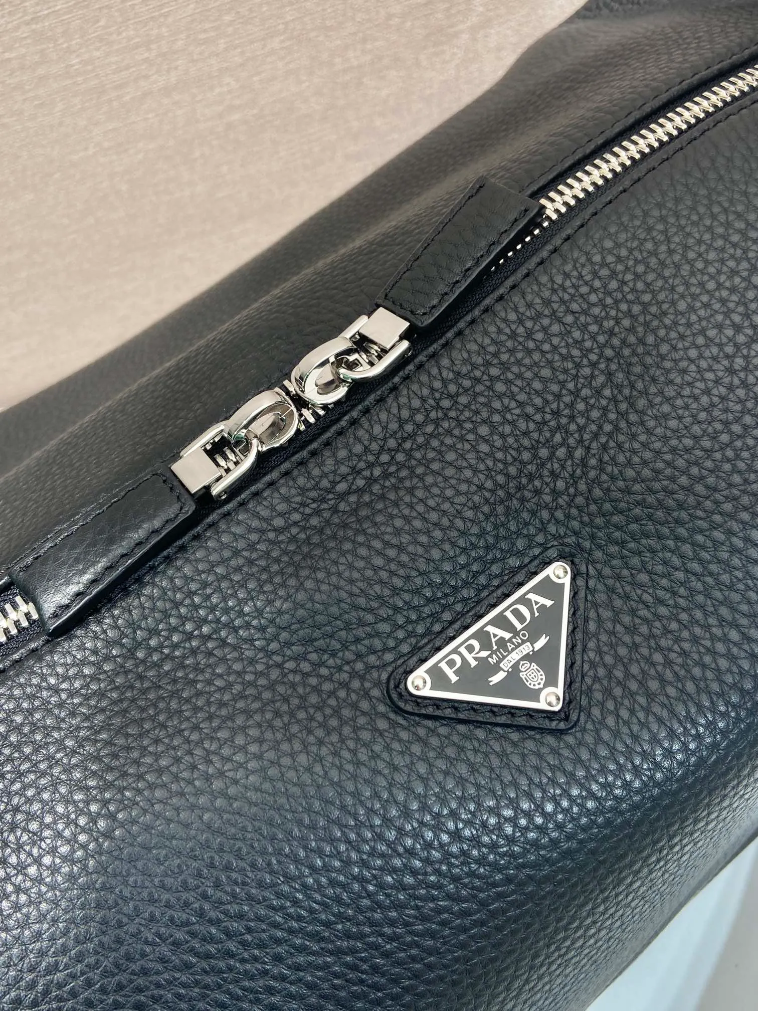 💰1860🎉New Messenger Bag🎉🎉😉2VH185 Large🎉🎉 This modern and practical leather handbag features a soft silhouette with stylish details. This braided strap complements a versatile, sporty style. Zipper closure, internal zipper pocket, recycled nylon logo printed lining, the upper body effect is very fashionable and spacious, handsome guys, hurry up and get it🎉🎉 Length 43x Height 32x Bottom 18cm👏👏👏🎉🎉🎉