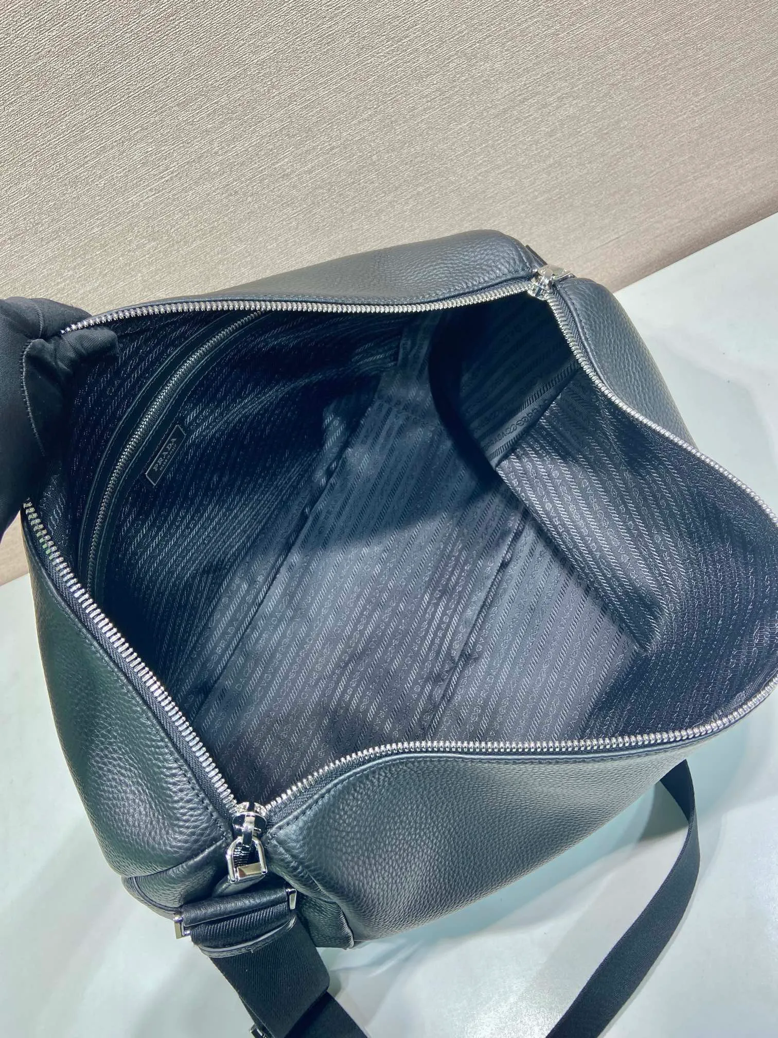 💰1860🎉New Messenger Bag🎉🎉😉2VH185 Large🎉🎉 This modern and practical leather handbag features a soft silhouette with stylish details. This braided strap complements a versatile, sporty style. Zipper closure, internal zipper pocket, recycled nylon logo printed lining, the upper body effect is very fashionable and spacious, handsome guys, hurry up and get it🎉🎉 Length 43x Height 32x Bottom 18cm👏👏👏🎉🎉🎉