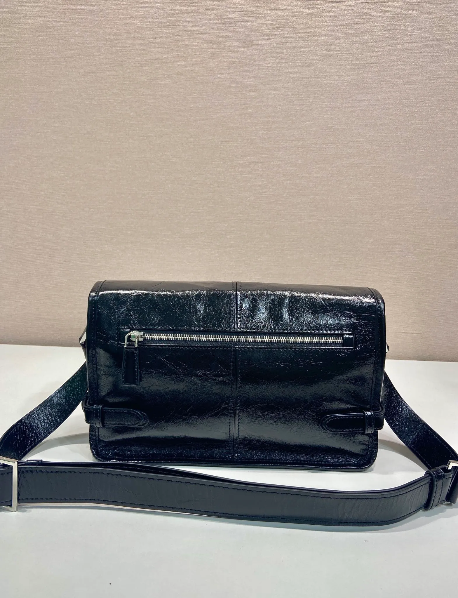💰1700🎉New oil wax bag🎉2VD073 messenger bag🎉🎉 This shoulder bag is carefully made of soft and shiny oil wax leather. It has a unique streamlined silhouette and is decorated with a unique triangle logo. It is fashionable and versatile. Flip cover design, adjustable leather shoulder strap, another popular style that will never go out of style, handsome guys, hurry up and get it🎉🎉 Length 30x Height 20x Bottom 11cm🎉🎉🎉👏👏👏