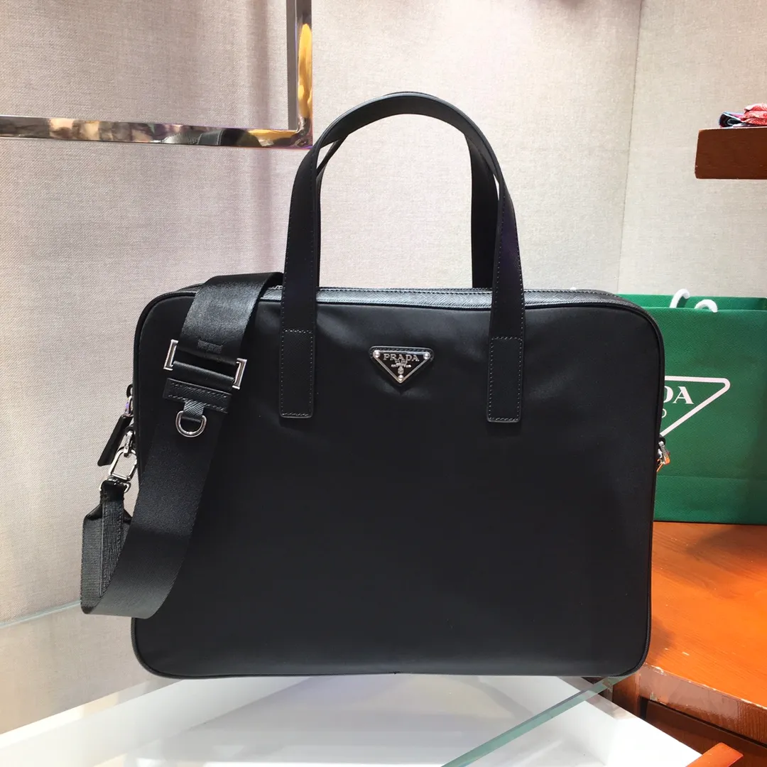💰1260🎉New briefcase🎉2VE368🎉 Made of imported nylon fabric and Saffiano leather handles, detachable and adjustable nylon shoulder strap design, looks more fashionable, metal accessories and titanium zipper Functional interior compartments: two pockets, one of which is zippered; two leather sliding pockets on the body, this briefcase is designed to be very practical👍👍Men, hurry up and get it💪💪 Length 36 Height 28 Base 4cm