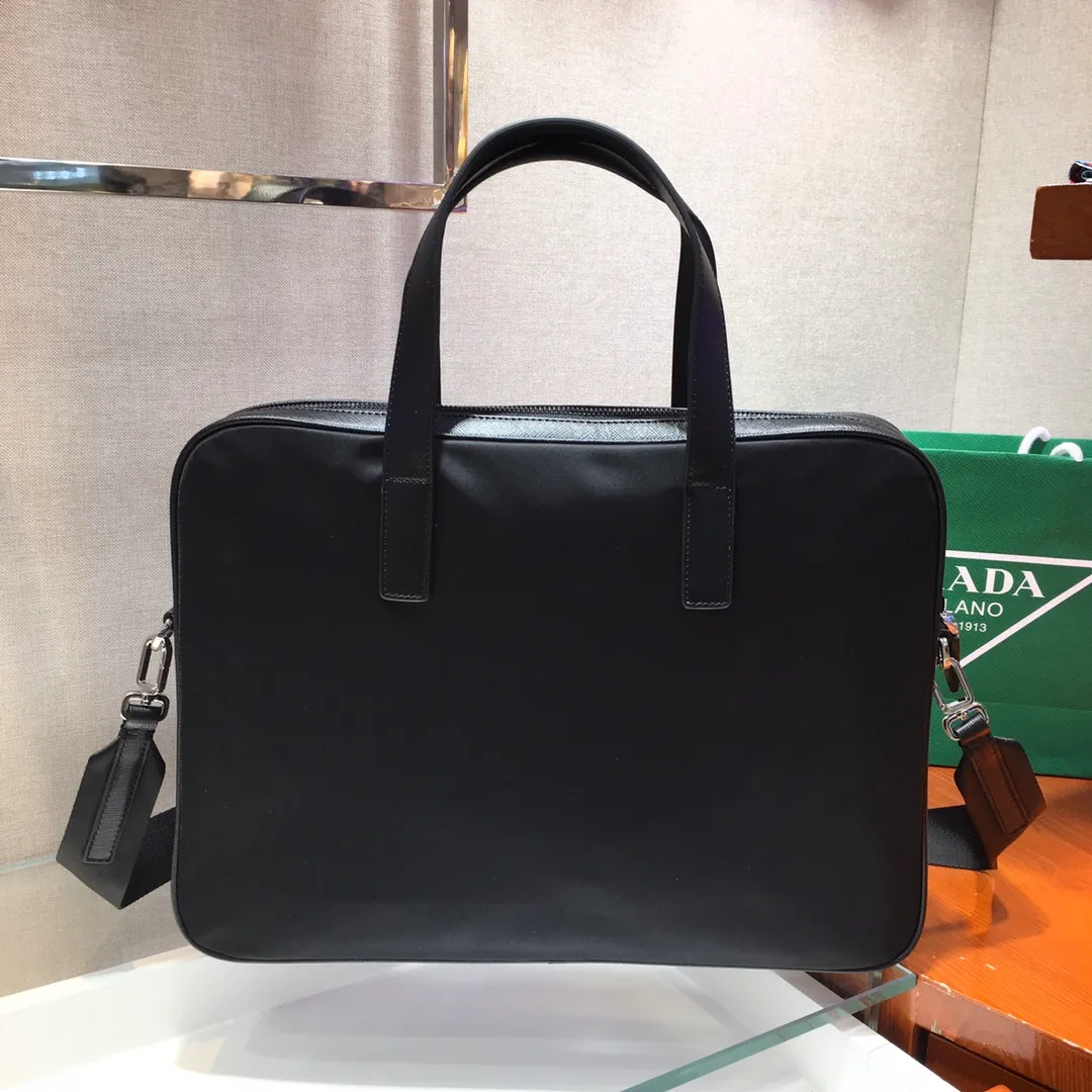 💰1260🎉New briefcase🎉2VE368🎉 Made of imported nylon fabric and Saffiano leather handles, detachable and adjustable nylon shoulder strap design, looks more fashionable, metal accessories and titanium zipper Functional interior compartments: two pockets, one of which is zippered; two leather sliding pockets on the body, this briefcase is designed to be very practical👍👍Men, hurry up and get it💪💪 Length 36 Height 28 Base 4cm