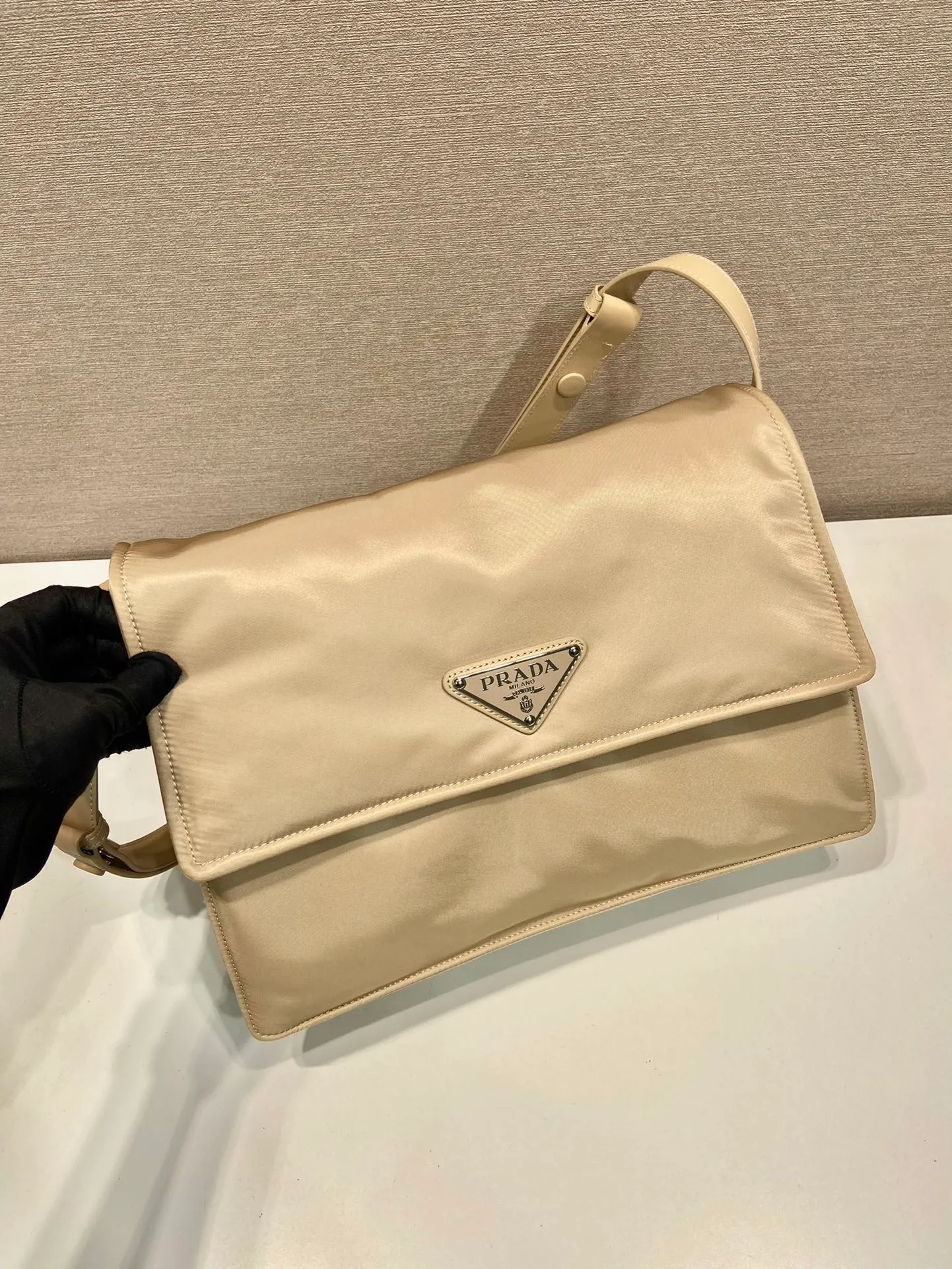 💰1320🎉The popular small messenger bag🎉New color milk tea🎉🎉This shoulder bag is made of unique padded nylon, and is equipped with leather shoulder straps and back pockets. The metal accessories give a touch of bright color and the overall low profile Luxurious and versatile, the only difference is that it is not detachable, the design is more simple, and the style is still the same🙊🙊 If you like babies, hurry up and buy it, it is unisex, and it is a popular style that will never go out of style👏👏 Style number 1BD255, length 30x height 21.5x bottom 12cm