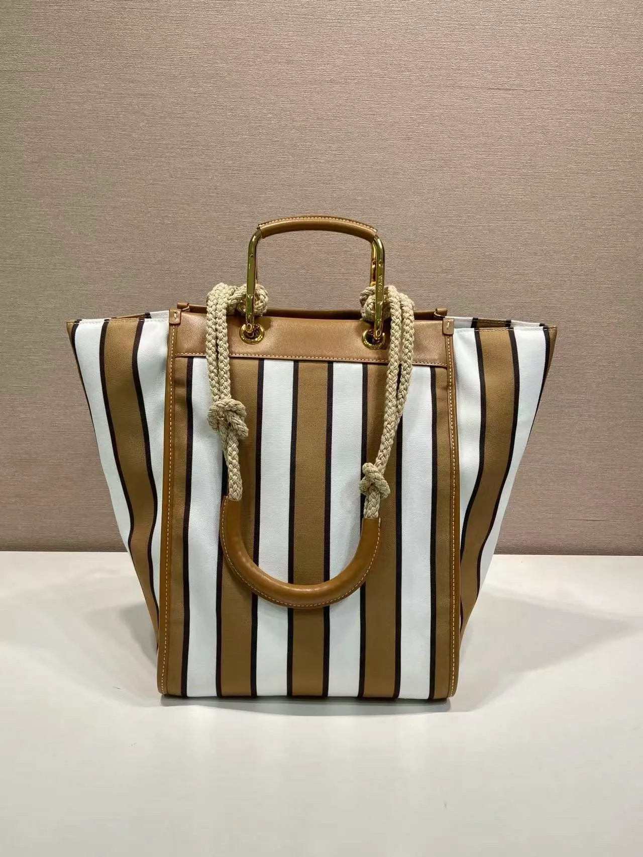 💰1520🎉New Tote Bag🎉🎉1BG561🎉🎉 Decorated with a striped pattern, this canvas tote bag combines retro summer vibes with exquisite handcrafted details. Leather details accentuate the sophisticated and versatile overall design, complete with an enameled triangle metal logo. Metal and rope double handles, detachable leather mirror, large capacity, very attractive upper body effect, hurry up and get it, unisex model🎉🎉 Length 26x Height 35x Bottom 17cm🎉🎉🎉💰💰💰