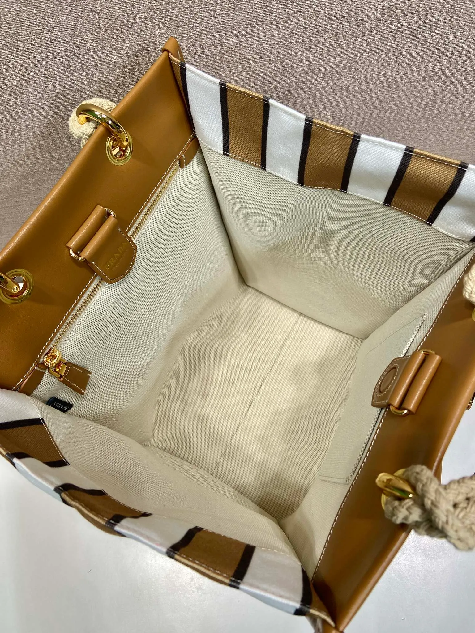 💰1520🎉New Tote Bag🎉🎉1BG561🎉🎉 Decorated with a striped pattern, this canvas tote bag combines retro summer vibes with exquisite handcrafted details. Leather details accentuate the sophisticated and versatile overall design, complete with an enameled triangle metal logo. Metal and rope double handles, detachable leather mirror, large capacity, very attractive upper body effect, hurry up and get it, unisex model🎉🎉 Length 26x Height 35x Bottom 17cm🎉🎉🎉💰💰💰