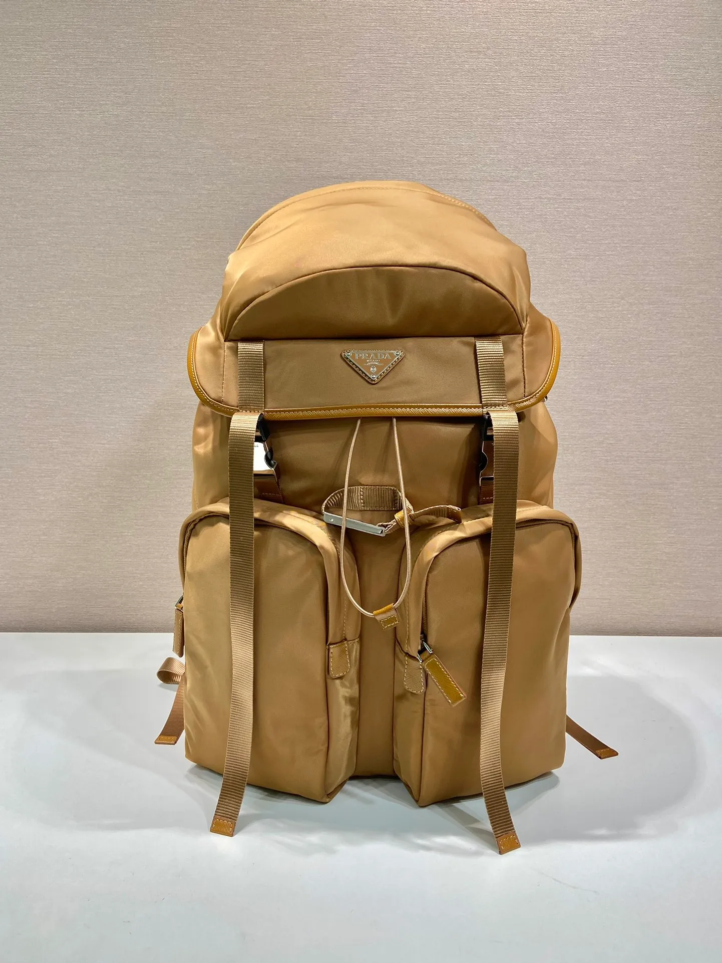💰1860🎉New mountaineering bag🎉2VZ019 new color🎉🎉 This backpack is made of imported nylon fabric and has a technological style. The main compartment of the backpack is equipped with a flap and buckle, a rear zippered pocket, an adjustable woven nylon strap, two external zippered pockets and two drawstring water bottle pockets😘It is padded with mesh fabric on the back and has many compartments. It must be highly functional and can be worn for business trips, mountain climbing and daily wear. It is very affordable👏👏The upper body effect is super cool😘, men, hurry up and get it, it is worth owning👏👏 Length 32x Height 52x Bottom 19cm🎉🎉