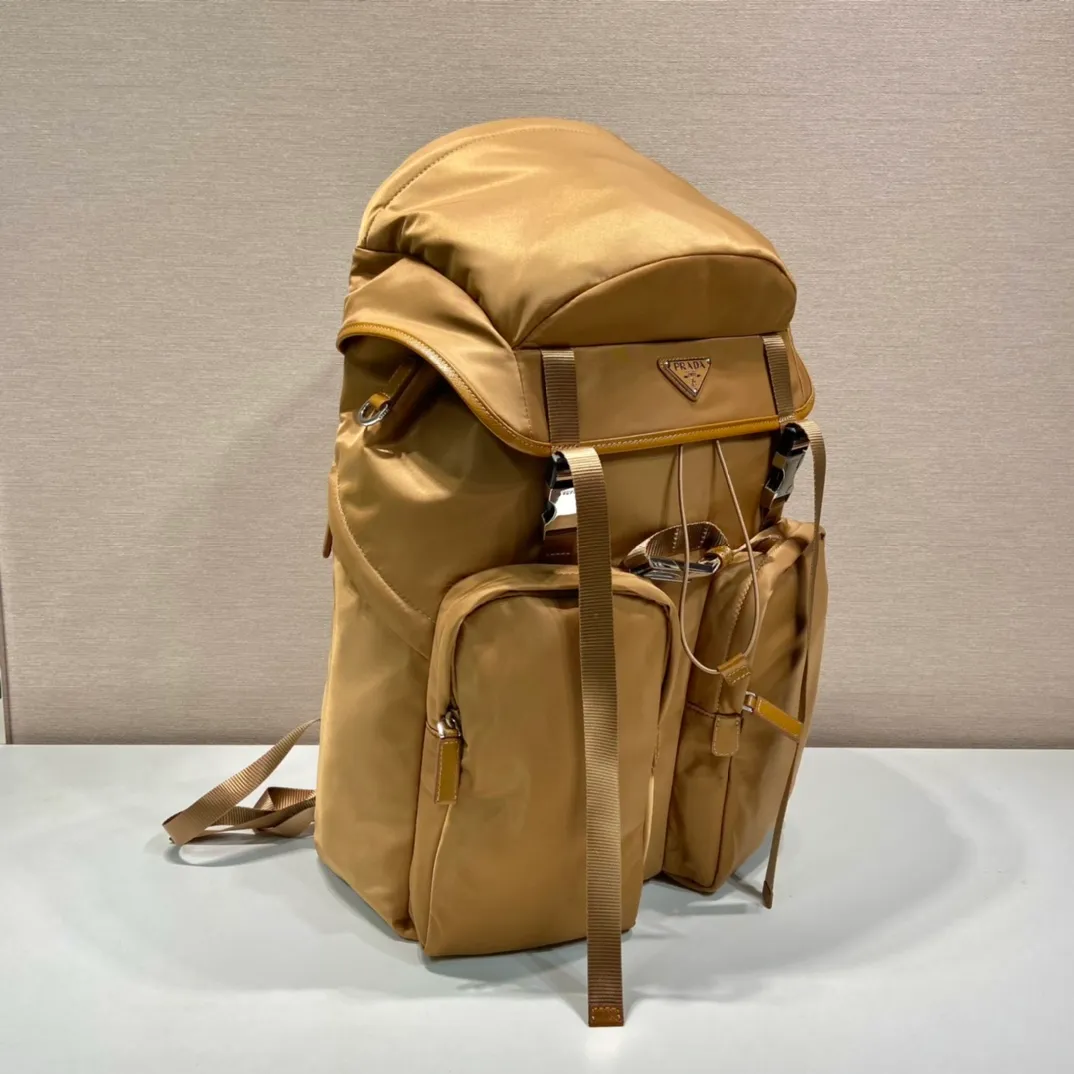 💰1860🎉New mountaineering bag🎉2VZ019 new color🎉🎉 This backpack is made of imported nylon fabric and has a technological style. The main compartment of the backpack is equipped with a flap and buckle, a rear zippered pocket, an adjustable woven nylon strap, two external zippered pockets and two drawstring water bottle pockets😘It is padded with mesh fabric on the back and has many compartments. It must be highly functional and can be worn for business trips, mountain climbing and daily wear. It is very affordable👏👏The upper body effect is super cool😘, men, hurry up and get it, it is worth owning👏👏 Length 32x Height 52x Bottom 19cm🎉🎉