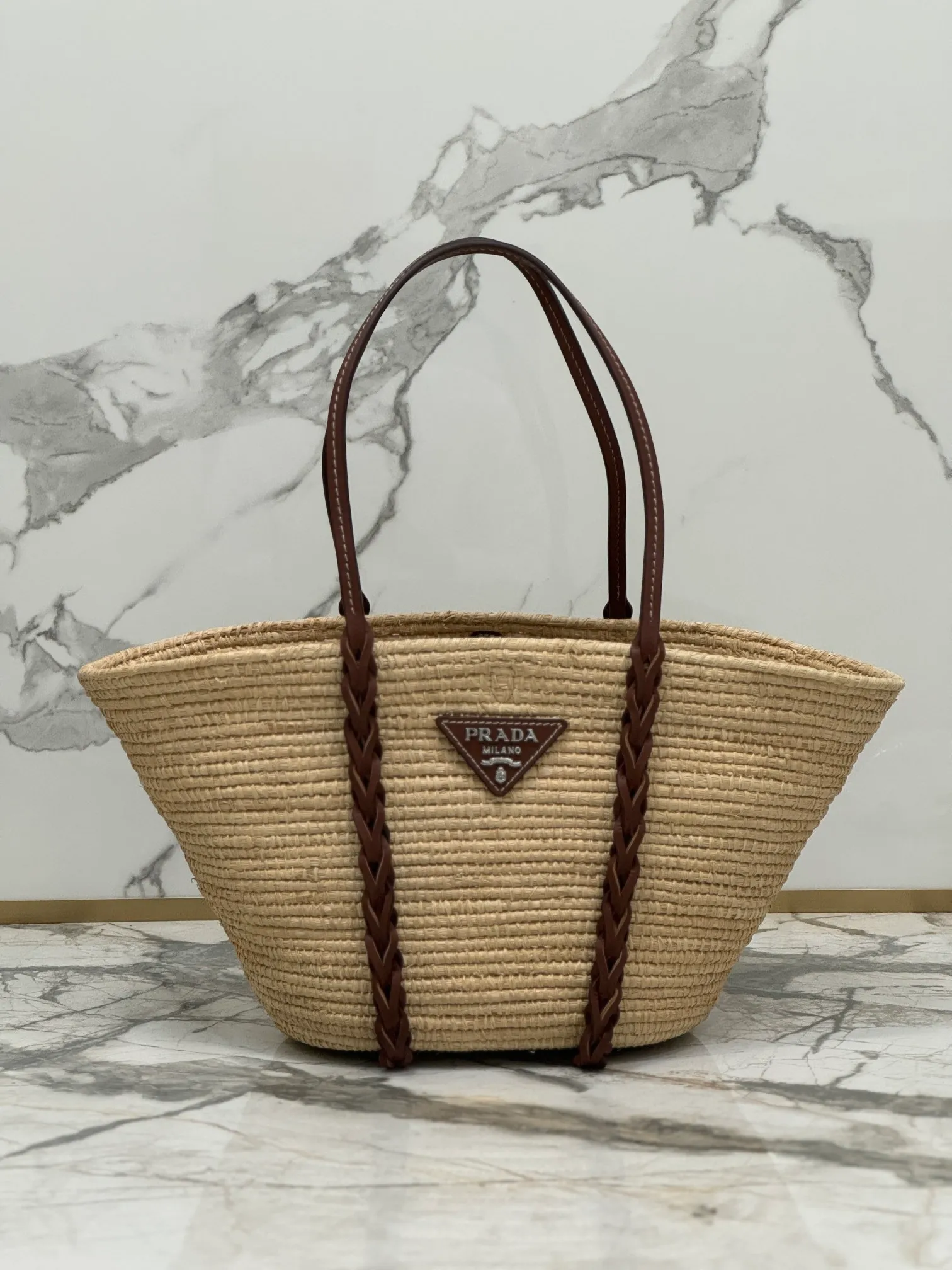 💰1900🌟The vegetable basket is here~ My favorite straw bag in summer. It has cowhide-edged corncob pattern shoulder straps and raffia weaving. It has a French lazy style. It can be carried in the hand or on the shoulder. The upper body is super nice! ! Size: length about 25×[width] about 25-50×[depth] about 16cm Style number: 1BG312
