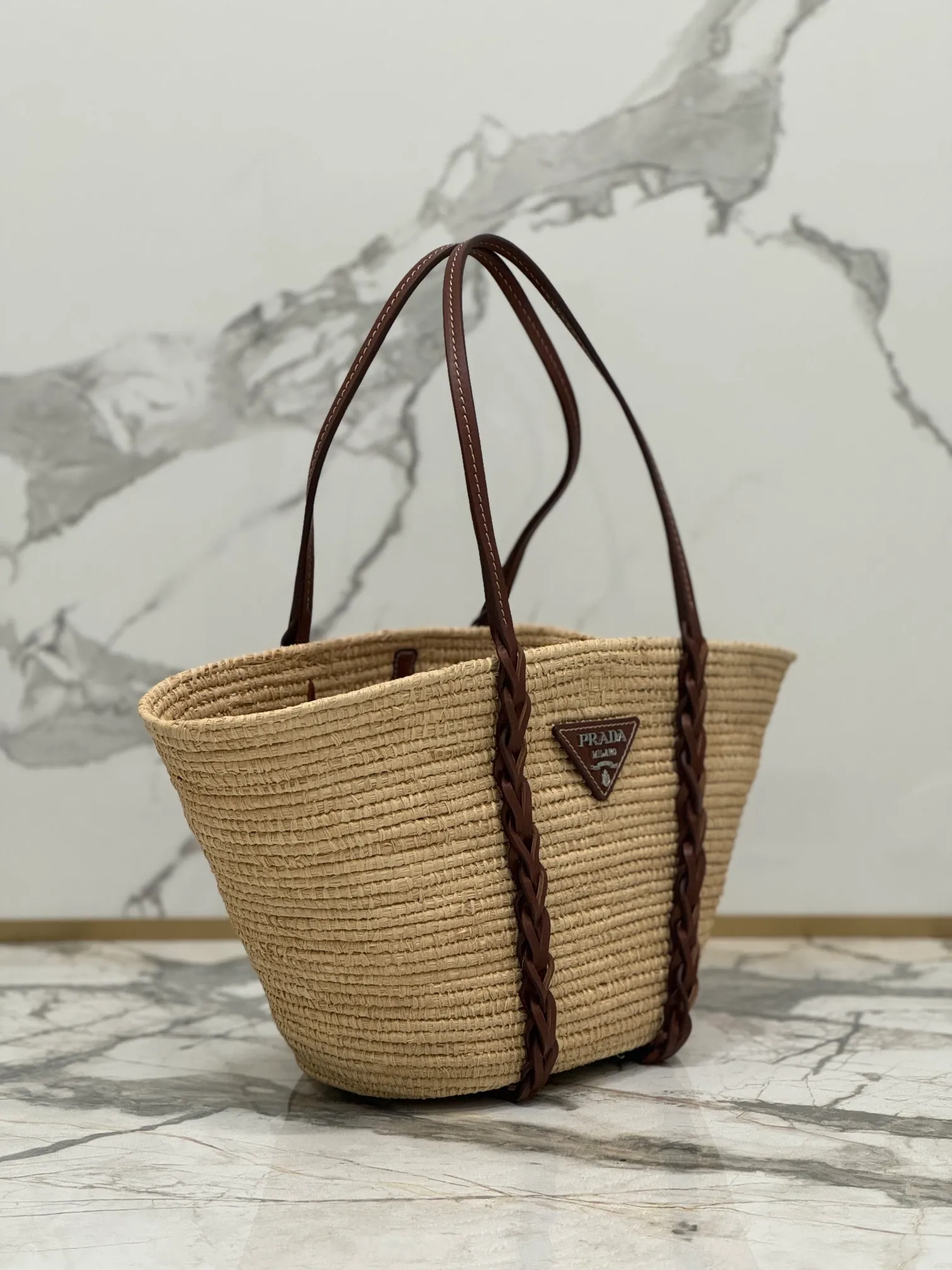 💰1900🌟The vegetable basket is here~ My favorite straw bag in summer. It has cowhide-edged corncob pattern shoulder straps and raffia weaving. It has a French lazy style. It can be carried in the hand or on the shoulder. The upper body is super nice! ! Size: length about 25×[width] about 25-50×[depth] about 16cm Style number: 1BG312