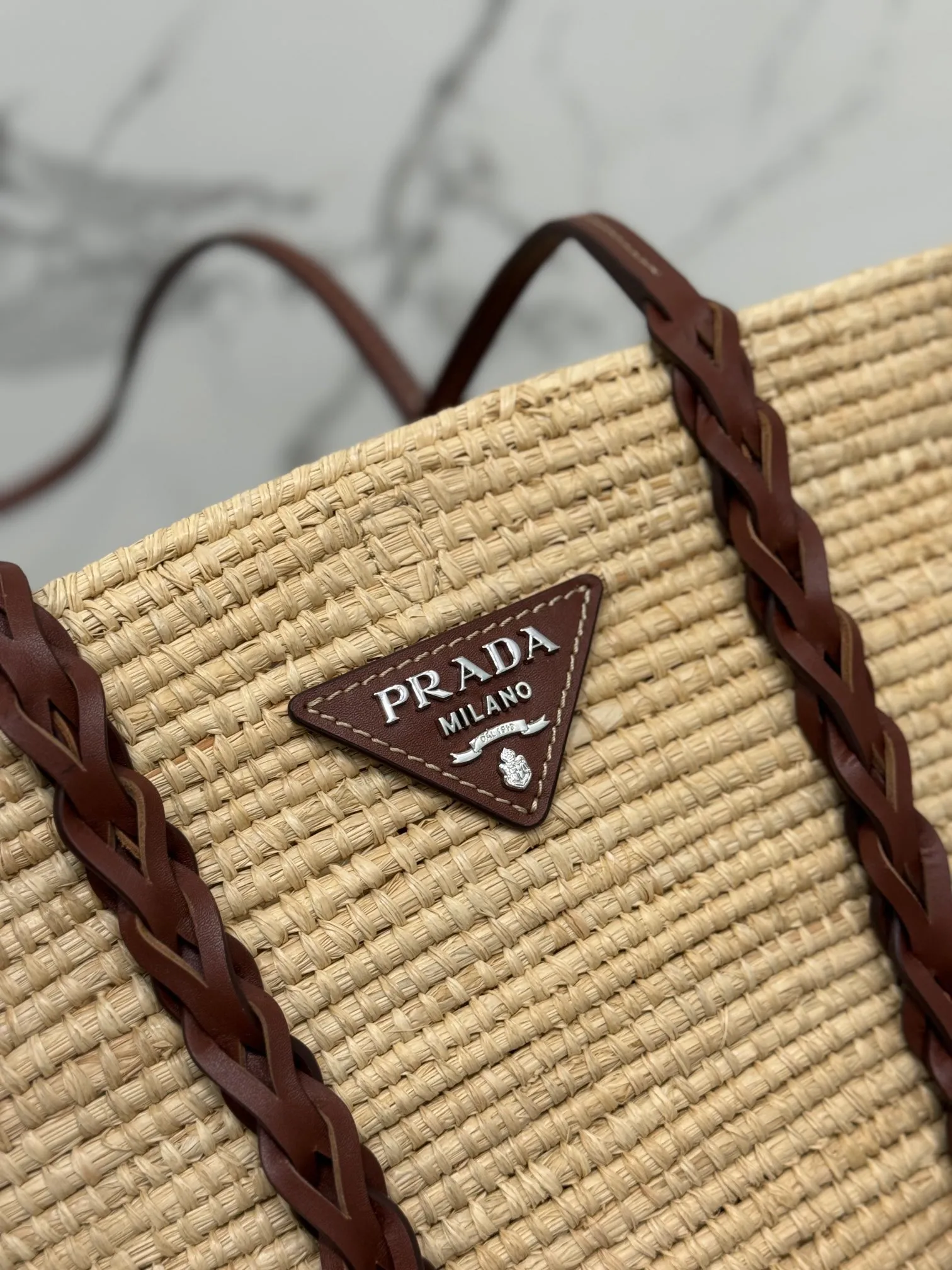 💰1900🌟The vegetable basket is here~ My favorite straw bag in summer. It has cowhide-edged corncob pattern shoulder straps and raffia weaving. It has a French lazy style. It can be carried in the hand or on the shoulder. The upper body is super nice! ! Size: length about 25×[width] about 25-50×[depth] about 16cm Style number: 1BG312