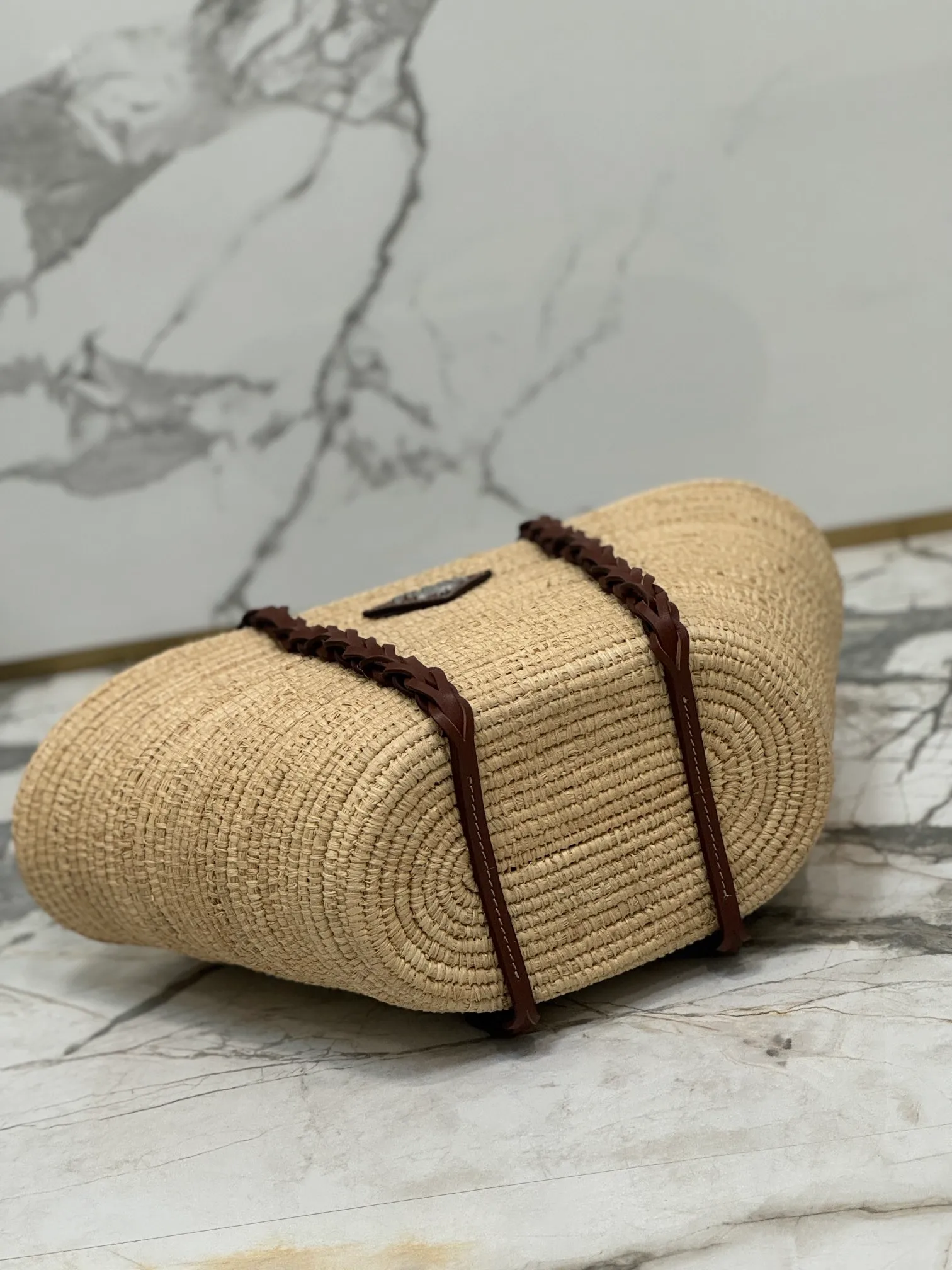 💰1900🌟The vegetable basket is here~ My favorite straw bag in summer. It has cowhide-edged corncob pattern shoulder straps and raffia weaving. It has a French lazy style. It can be carried in the hand or on the shoulder. The upper body is super nice! ! Size: length about 25×[width] about 25-50×[depth] about 16cm Style number: 1BG312