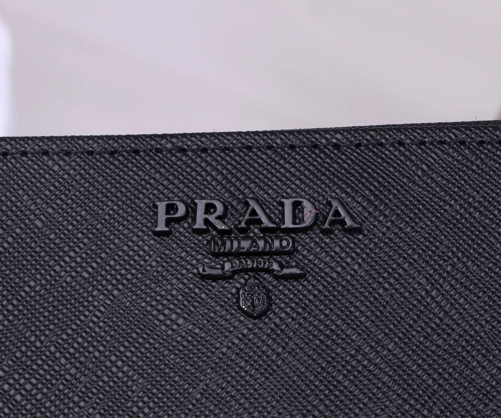 💰130 Style No.: LM1123 Brand: PRADA Color: Black Size: 10*8cm Description: The latest styles at the counter, synchronized with the official website, genuine product development, top Italian original single cross-grain cowhide with excellent texture, threaded lining and imported hardware accessories! The exquisite wiring is even and neat, and the oil edges are smooth.