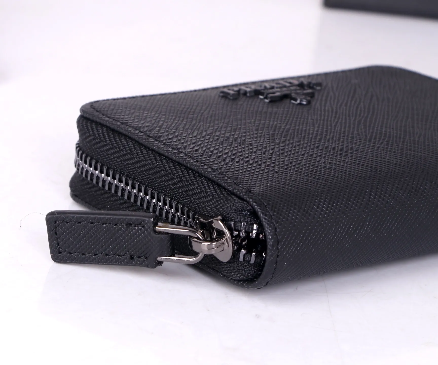 💰130 Style No.: LM1123 Brand: PRADA Color: Black Size: 10*8cm Description: The latest styles at the counter, synchronized with the official website, genuine product development, top Italian original single cross-grain cowhide with excellent texture, threaded lining and imported hardware accessories! The exquisite wiring is even and neat, and the oil edges are smooth.