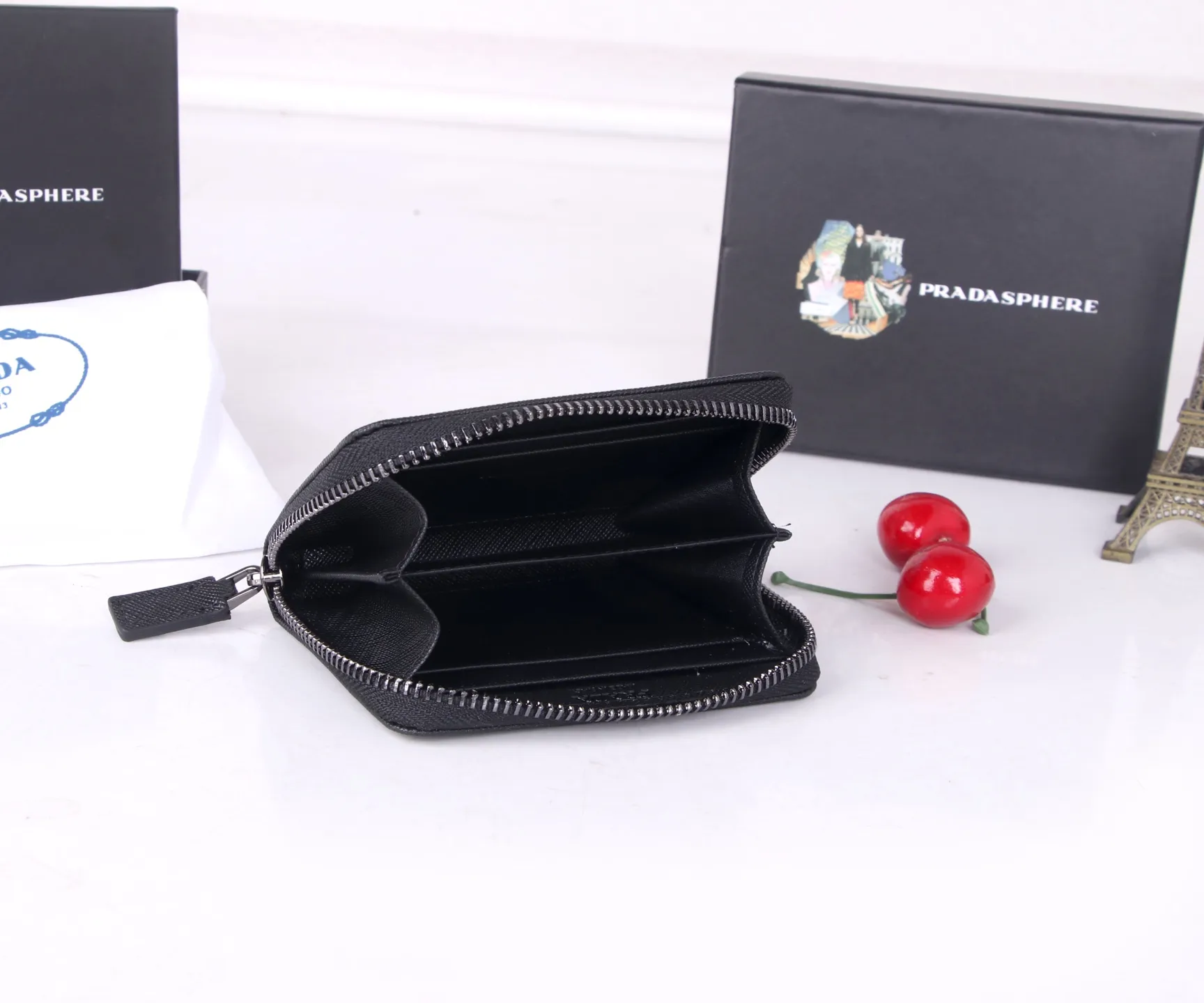 💰130 Style No.: LM1123 Brand: PRADA Color: Black Size: 10*8cm Description: The latest styles at the counter, synchronized with the official website, genuine product development, top Italian original single cross-grain cowhide with excellent texture, threaded lining and imported hardware accessories! The exquisite wiring is even and neat, and the oil edges are smooth.
