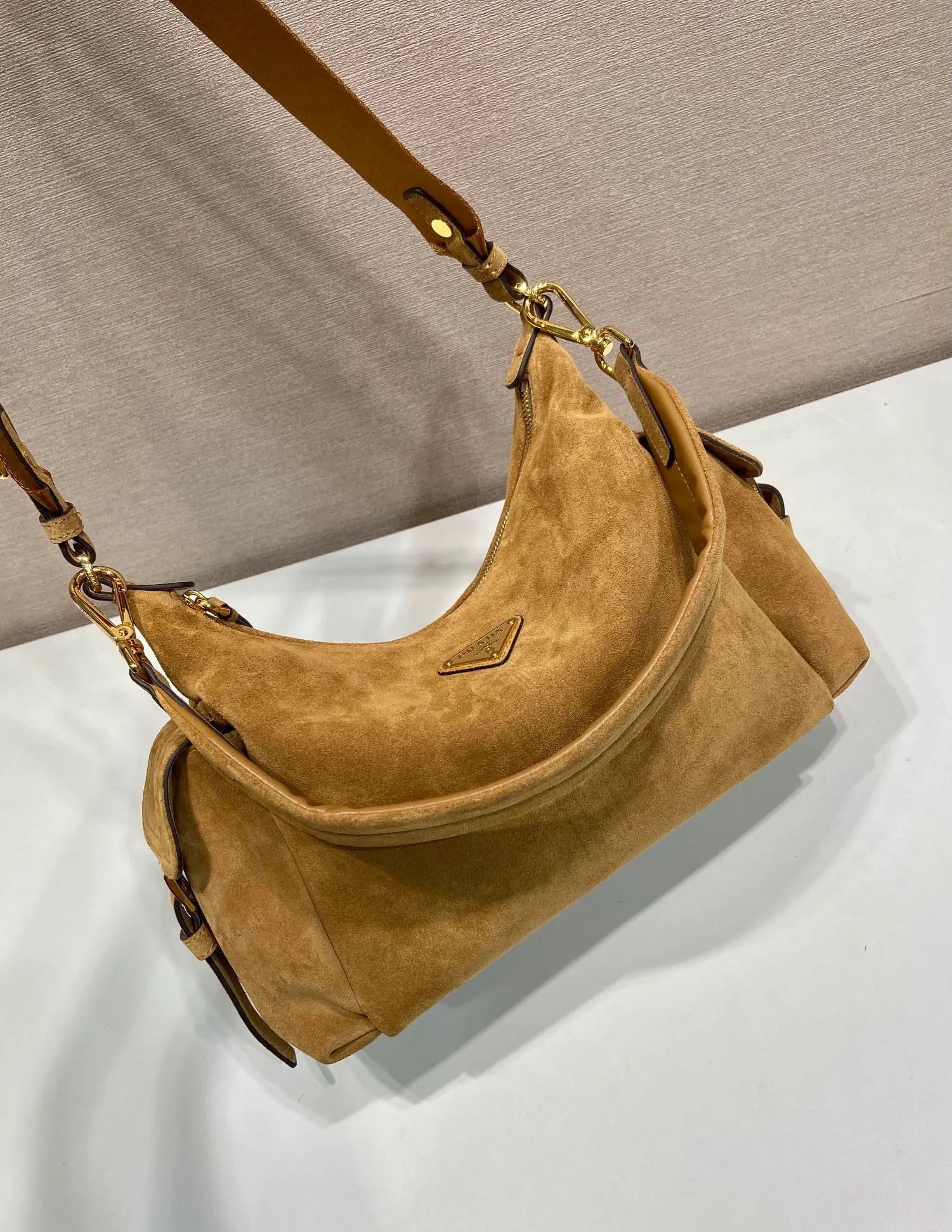 💰1520🎉New Suede Leather🎉1BC264 Discovery Bag🎉🎉 This Discovery Bag is made of imported suede leather with a soft silhouette and multiple pockets. Lightweight and practical Re-Nylon emphasizes the design's versatile style, while leather details and signature accents reflect the P family's artisanal heritage. It comes with 2 removable, adjustable woven signature straps. The capacity is large and the upper body effect is very fashionable. Another hit that will never go out of style. Worth having! 🎉🎉 Length 32x Height 22x Bottom 11.5cm🎉🎉🎉💰💰💰