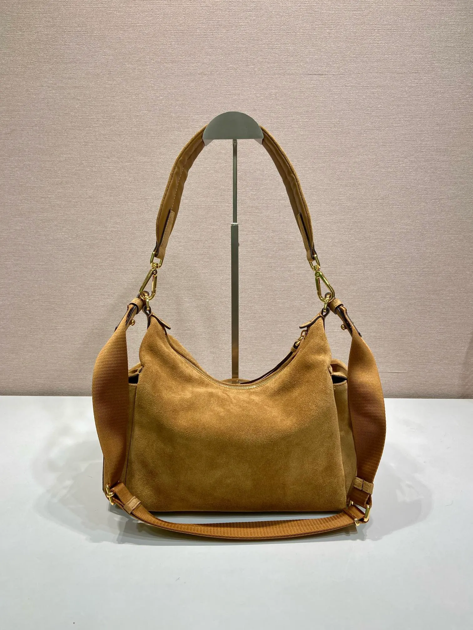 💰1520🎉New Suede Leather🎉1BC264 Discovery Bag🎉🎉 This Discovery Bag is made of imported suede leather with a soft silhouette and multiple pockets. Lightweight and practical Re-Nylon emphasizes the design's versatile style, while leather details and signature accents reflect the P family's artisanal heritage. It comes with 2 removable, adjustable woven signature straps. The capacity is large and the upper body effect is very fashionable. Another hit that will never go out of style. Worth having! 🎉🎉 Length 32x Height 22x Bottom 11.5cm🎉🎉🎉💰💰💰