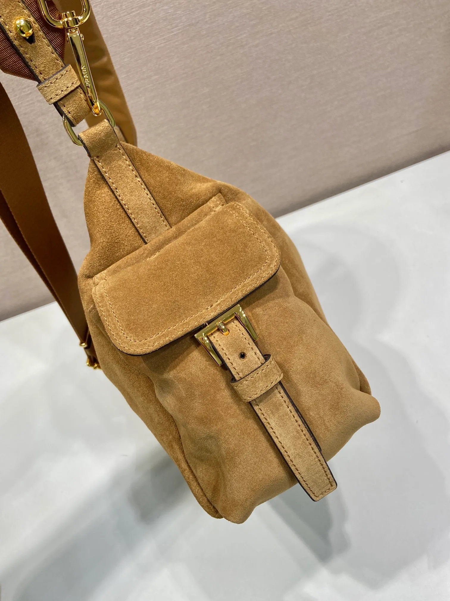 💰1520🎉New Suede Leather🎉1BC264 Discovery Bag🎉🎉 This Discovery Bag is made of imported suede leather with a soft silhouette and multiple pockets. Lightweight and practical Re-Nylon emphasizes the design's versatile style, while leather details and signature accents reflect the P family's artisanal heritage. It comes with 2 removable, adjustable woven signature straps. The capacity is large and the upper body effect is very fashionable. Another hit that will never go out of style. Worth having! 🎉🎉 Length 32x Height 22x Bottom 11.5cm🎉🎉🎉💰💰💰