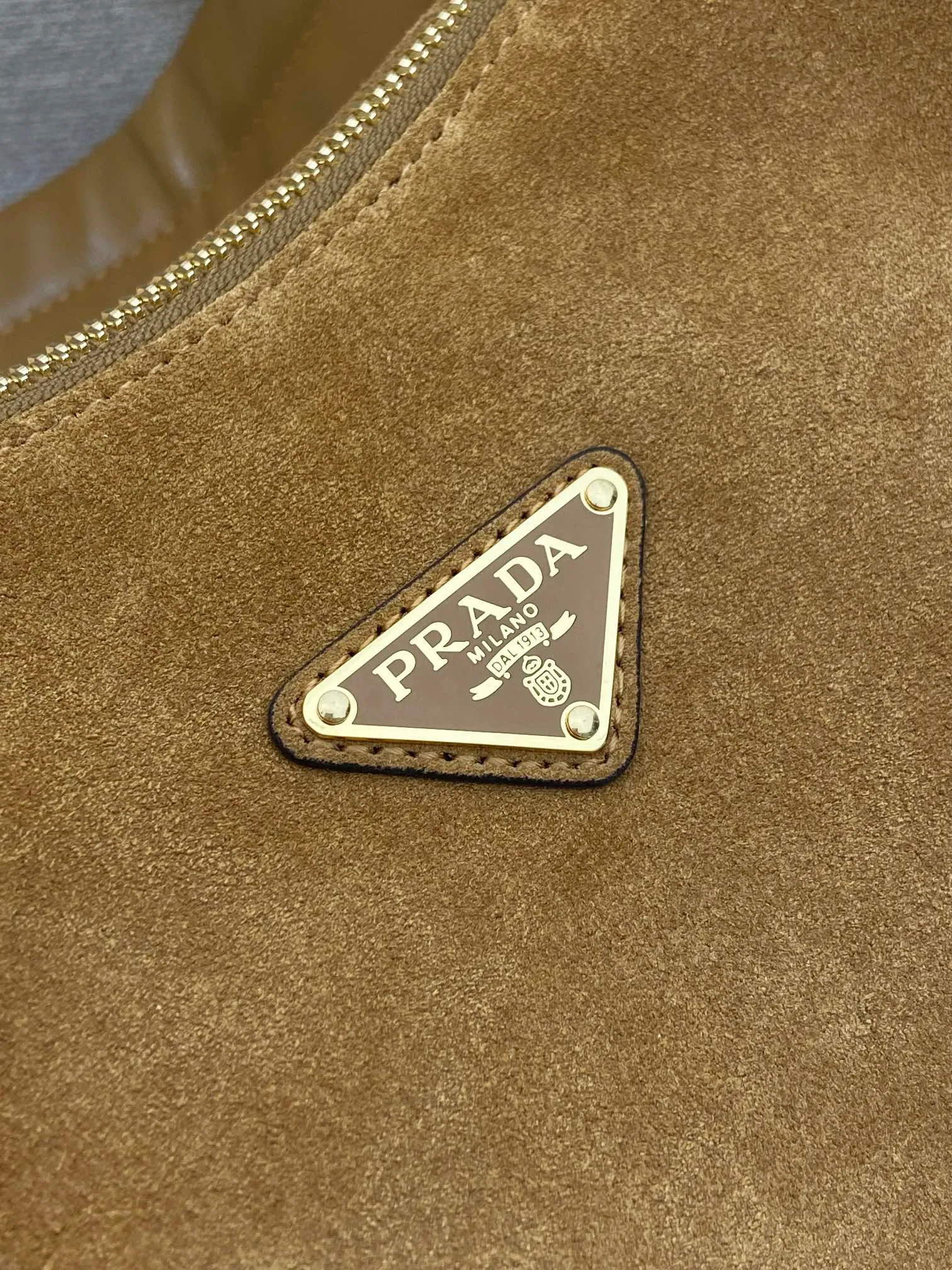 💰1520🎉New Suede Leather🎉1BC264 Discovery Bag🎉🎉 This Discovery Bag is made of imported suede leather with a soft silhouette and multiple pockets. Lightweight and practical Re-Nylon emphasizes the design's versatile style, while leather details and signature accents reflect the P family's artisanal heritage. It comes with 2 removable, adjustable woven signature straps. The capacity is large and the upper body effect is very fashionable. Another hit that will never go out of style. Worth having! 🎉🎉 Length 32x Height 22x Bottom 11.5cm🎉🎉🎉💰💰💰