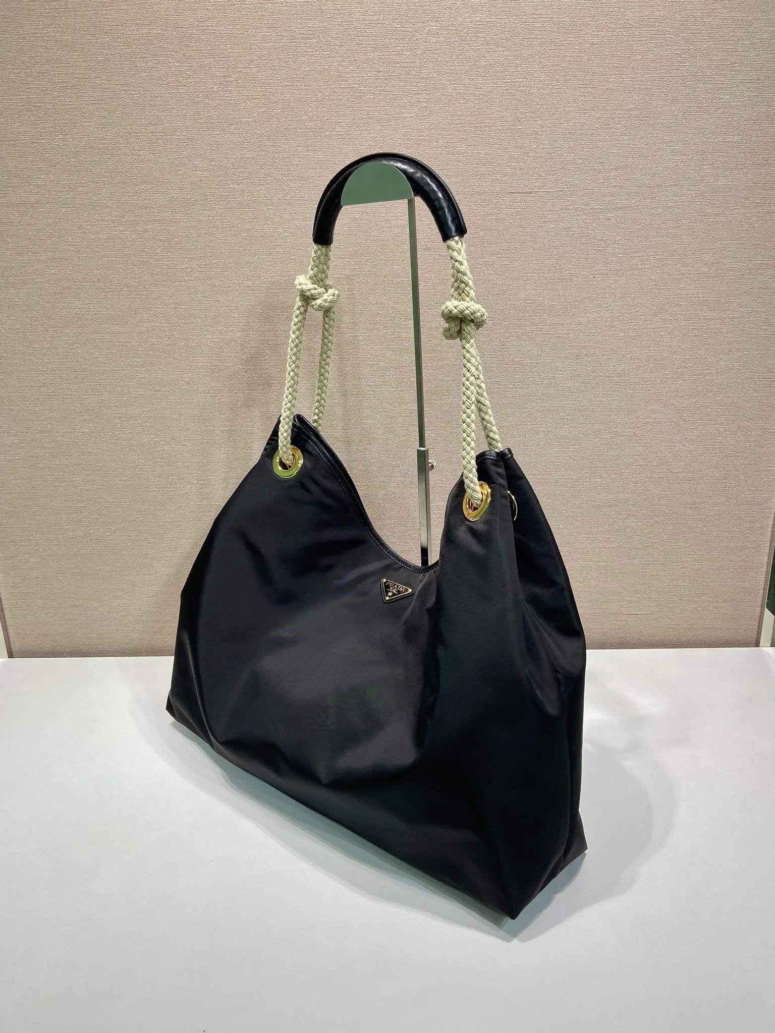 💰1140🎉New tote bag🎉1BC244 large shopping bag🎉🎉 This regenerated nylon bag is inspired by the classic elements of marine style, with novel and exquisite combinations to highlight your lively personality. The sliding braided handles complete the oversize silhouette of this versatile accessory, and the enameled triangular metal logo highlights the brand's identity. The capacity is large and the upper body effect is very attractive😘😘Lightweight and practical, it is also a popular style that will never go out of style🎉🎉 Length 48x Height 39x Bottom 14cm🎉🎉🎉💰💰💰