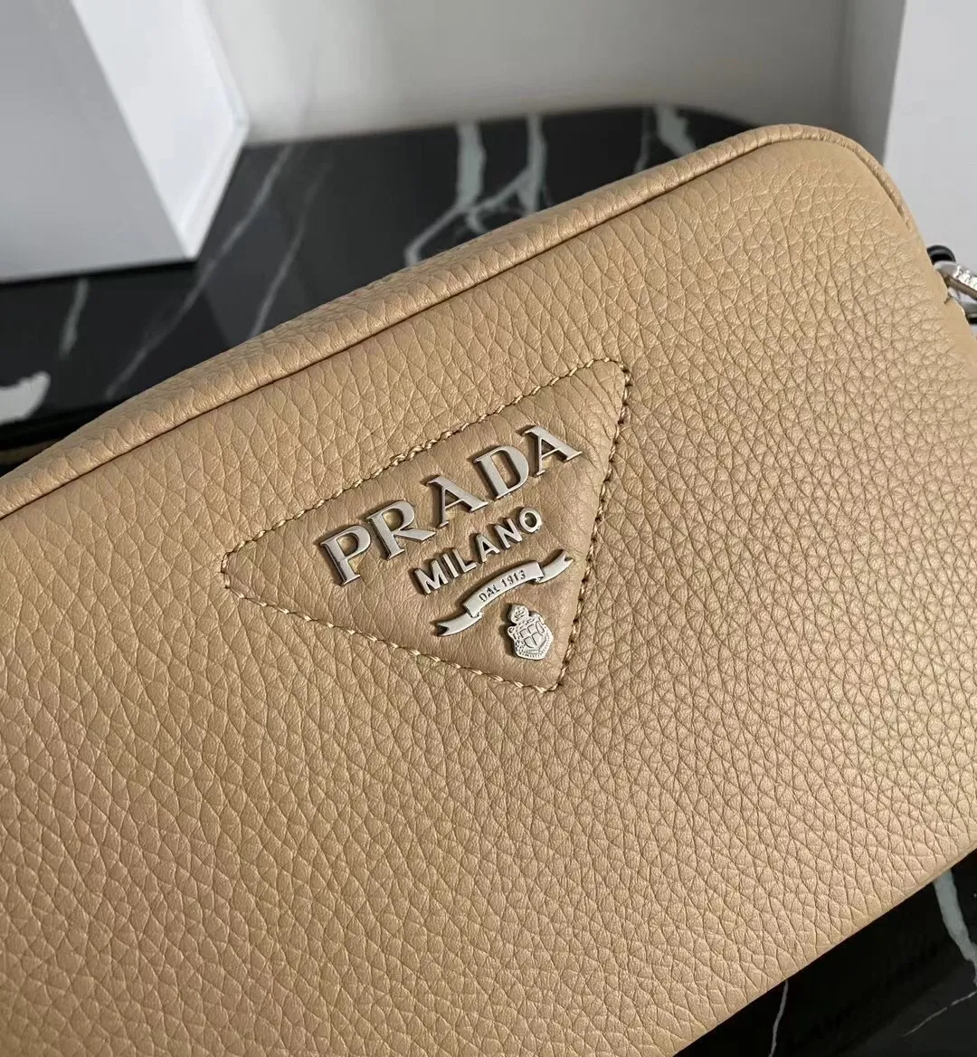 P1160¥ [Top original order] 🎉 New single-pull double shoulder straps 🎉 1BH192 single-layer small size has arrived 🎉 This single-layer double shoulder strap is made of imported deerskin grain cowhide and equipped with two interchangeable and adjustable long shoulder straps. The combination of fabric webbing and cowhide is perfect😘, versatile for mixing and matching different clothes on different occasions😘, large capacity, super soft feel🎉Hurry up and get it🎉Dimensions: length 19x height 12x bottom 6cm