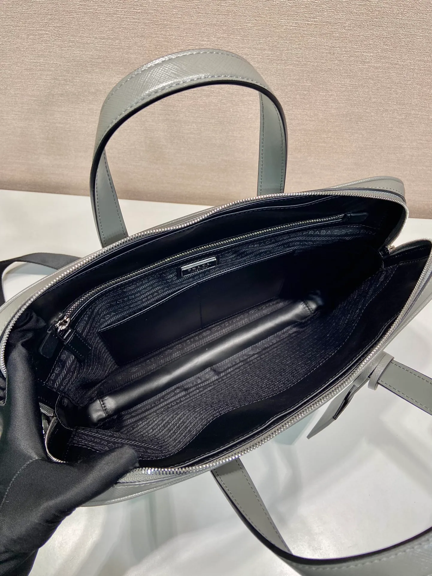 💰1840🎉New briefcase🎉2VE368🎉 Made of imported Saffiano cross-grain cowhide, detachable and adjustable nylon shoulder strap design, looks more fashionable, metal accessories and titanium zipper Functional interior compartments: two pockets, one of which is zippered; two leather sliding pockets on the body, this briefcase is designed to be very practical👍👍Men, hurry up and get it💪💪 Length 36 Height 28 Base 4cm
