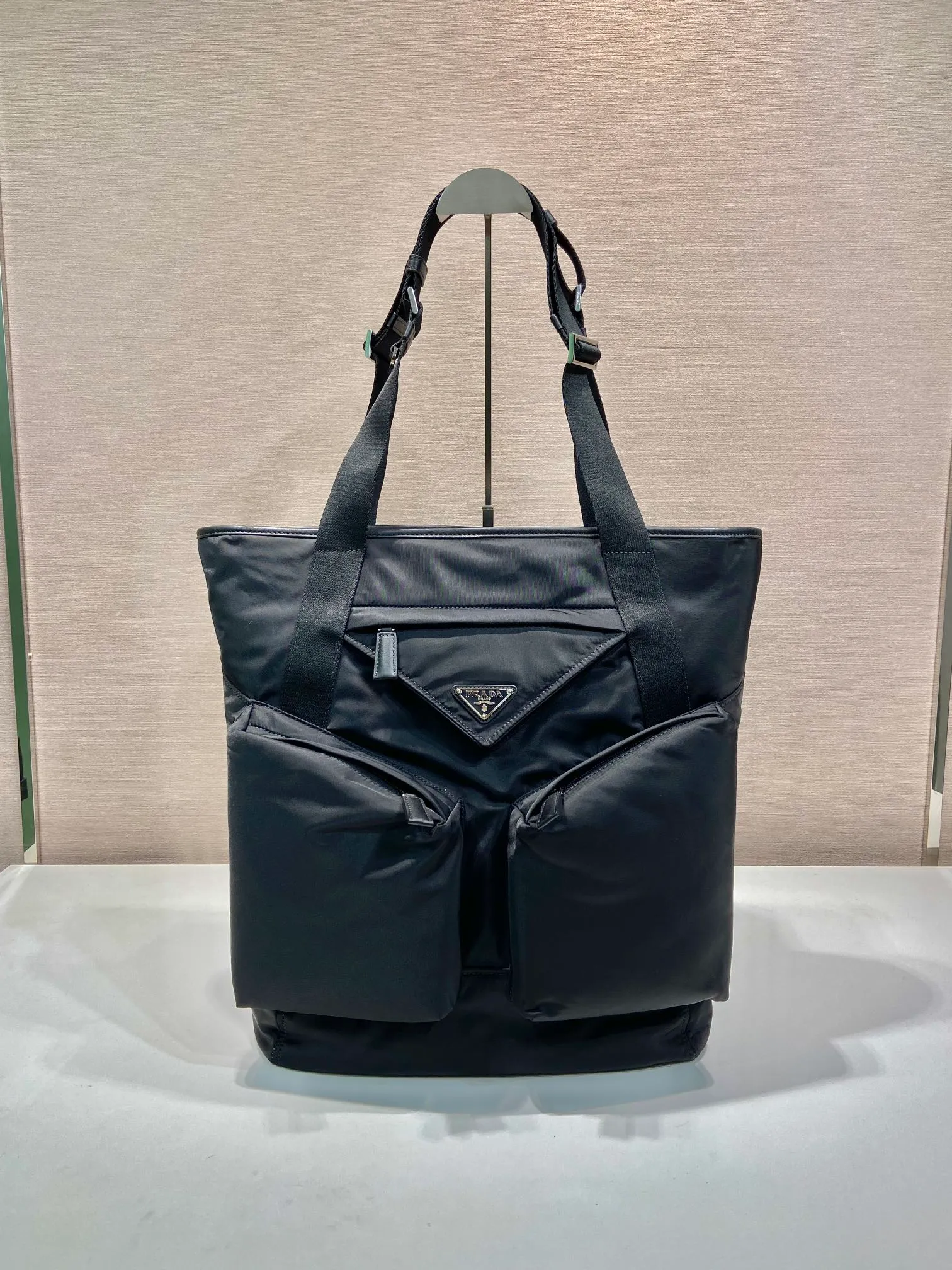 💰1320🎉New tote bag🎉2VG120🎉🎉 This tote bag is made of imported nylon fabric. Generously spacious, it features adjustable handles and a distinctive large slanted cargo pocket surrounding a triangular center pocket, embellished with an enameled triangular metal logo. The contrast between shape and material is fully demonstrated, adding a stylish casual charm to this accessory. Babies, hurry up and get it! Worth owning🎉🎉 Length 31.5x Height 42.5x Bottom 16cm🎉🎉🎉👏👏👏