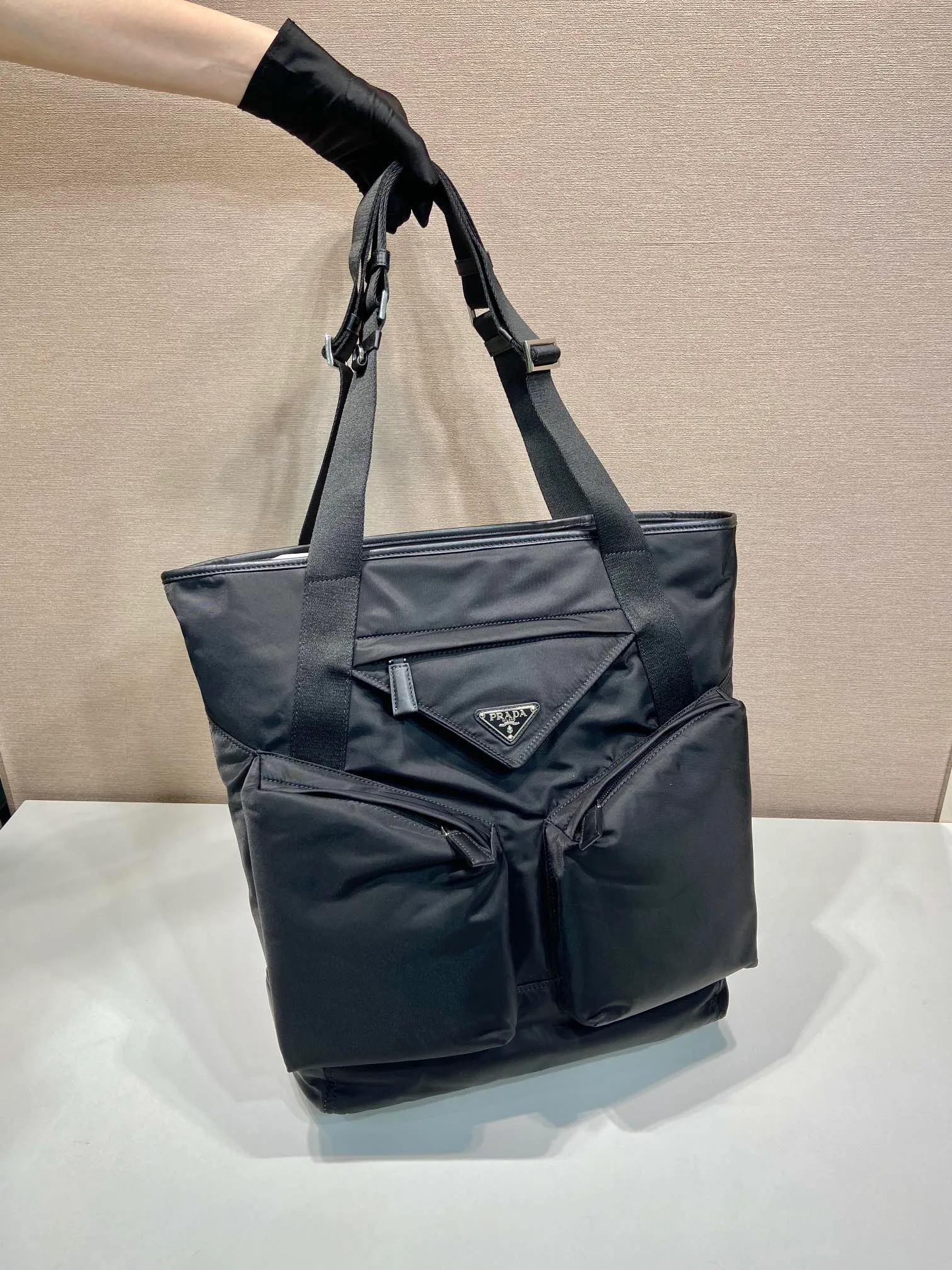 💰1320🎉New tote bag🎉2VG120🎉🎉 This tote bag is made of imported nylon fabric. Generously spacious, it features adjustable handles and a distinctive large slanted cargo pocket surrounding a triangular center pocket, embellished with an enameled triangular metal logo. The contrast between shape and material is fully demonstrated, adding a stylish casual charm to this accessory. Babies, hurry up and get it! Worth owning🎉🎉 Length 31.5x Height 42.5x Bottom 16cm🎉🎉🎉👏👏👏