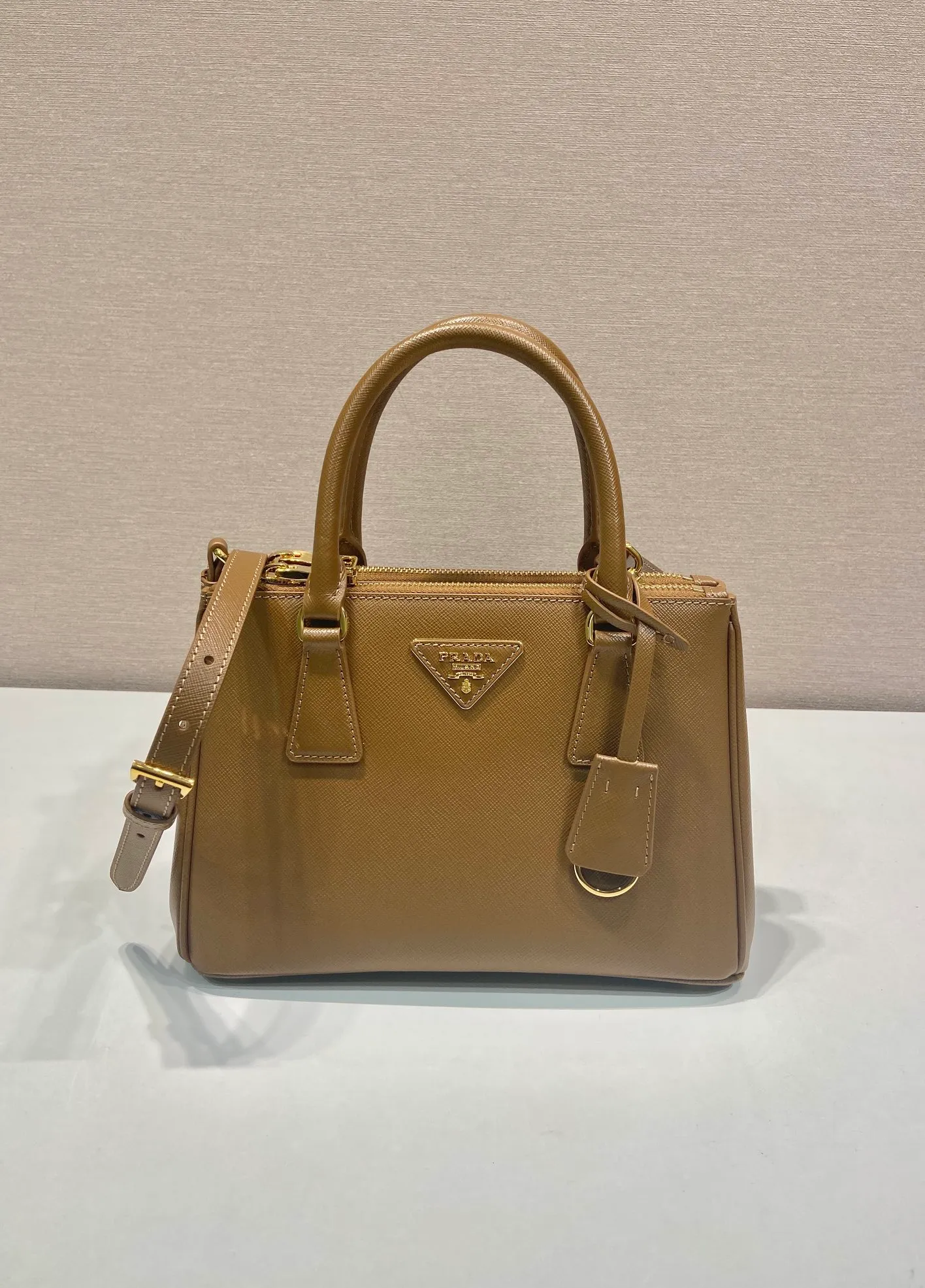 💰1800💋Classic hot model 1BA896💋Original item/fully upgraded version🤙🤙Made of imported cross-grain cowhide. Top brushed hardware🤙🤙Galleria The handbag design is classic and timeless, the most iconic killer bag👏🏻👏🏻, a timeless style, equipped with multiple pockets and a detachable shoulder strap, length 24.5x height 16.5x bottom 11cm🤙🤙🤙💰💰💰