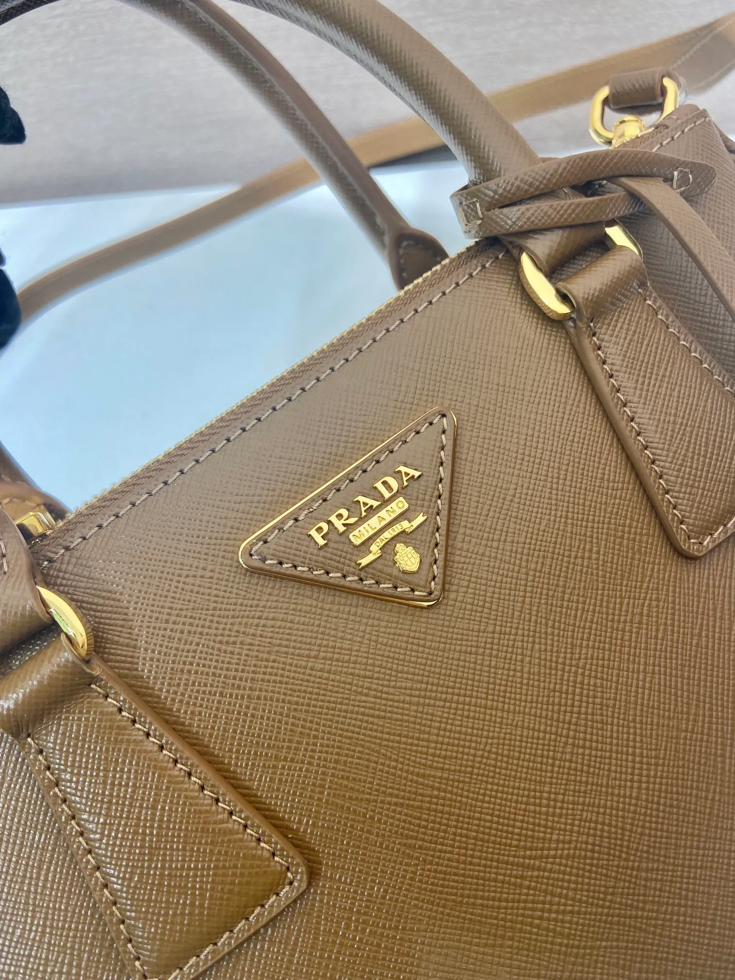 💰1800💋Classic hot model 1BA896💋Original item/fully upgraded version🤙🤙Made of imported cross-grain cowhide. Top brushed hardware🤙🤙Galleria The handbag design is classic and timeless, the most iconic killer bag👏🏻👏🏻, a timeless style, equipped with multiple pockets and a detachable shoulder strap, length 24.5x height 16.5x bottom 11cm🤙🤙🤙💰💰💰
