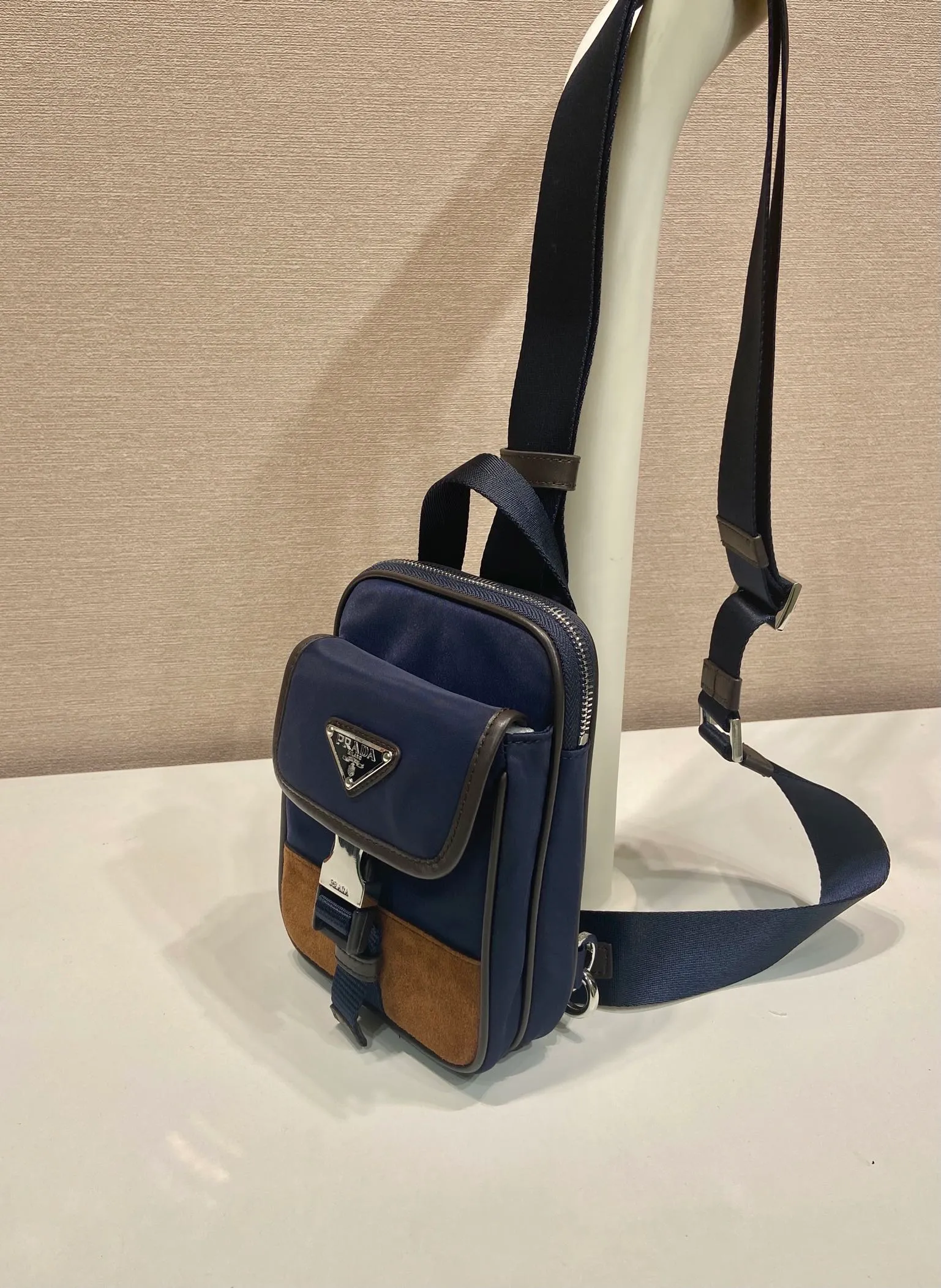 💰900🎉New mobile phone chest bag🎉2ZH194🎉🎉 This smart phone case adopts a versatile modern design, decorated with a triangular logo, made of recycled nylon and Saffiano leather, and can be carried by hand. The front buckle pocket design is another popular style that will never go out of style🎉🎉 Length 11.5x height 17x clothing 4.5cm🎉🎉🎉💰💰💰