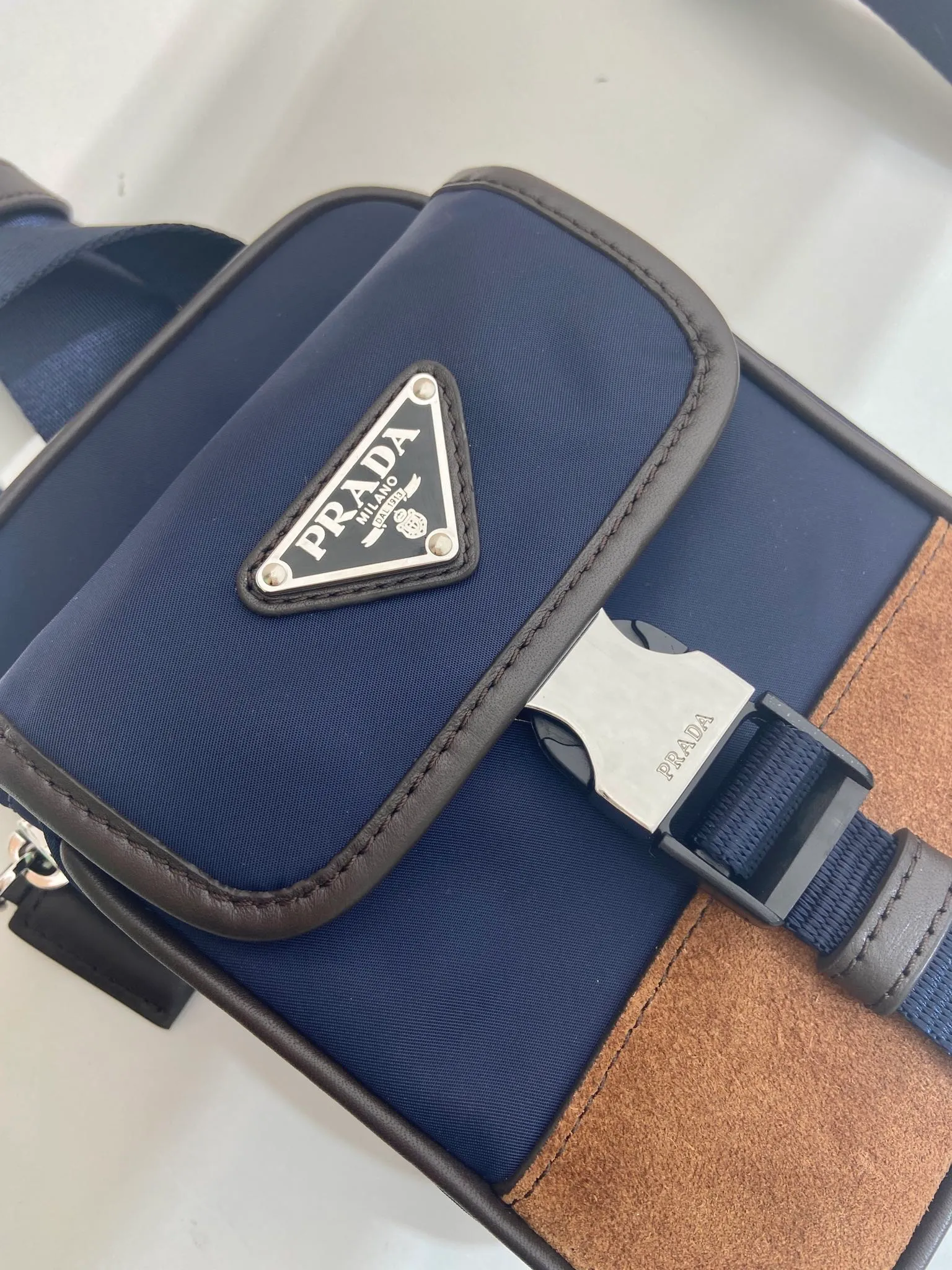 💰900🎉New mobile phone chest bag🎉2ZH194🎉🎉 This smart phone case adopts a versatile modern design, decorated with a triangular logo, made of recycled nylon and Saffiano leather, and can be carried by hand. The front buckle pocket design is another popular style that will never go out of style🎉🎉 Length 11.5x height 17x clothing 4.5cm🎉🎉🎉💰💰💰