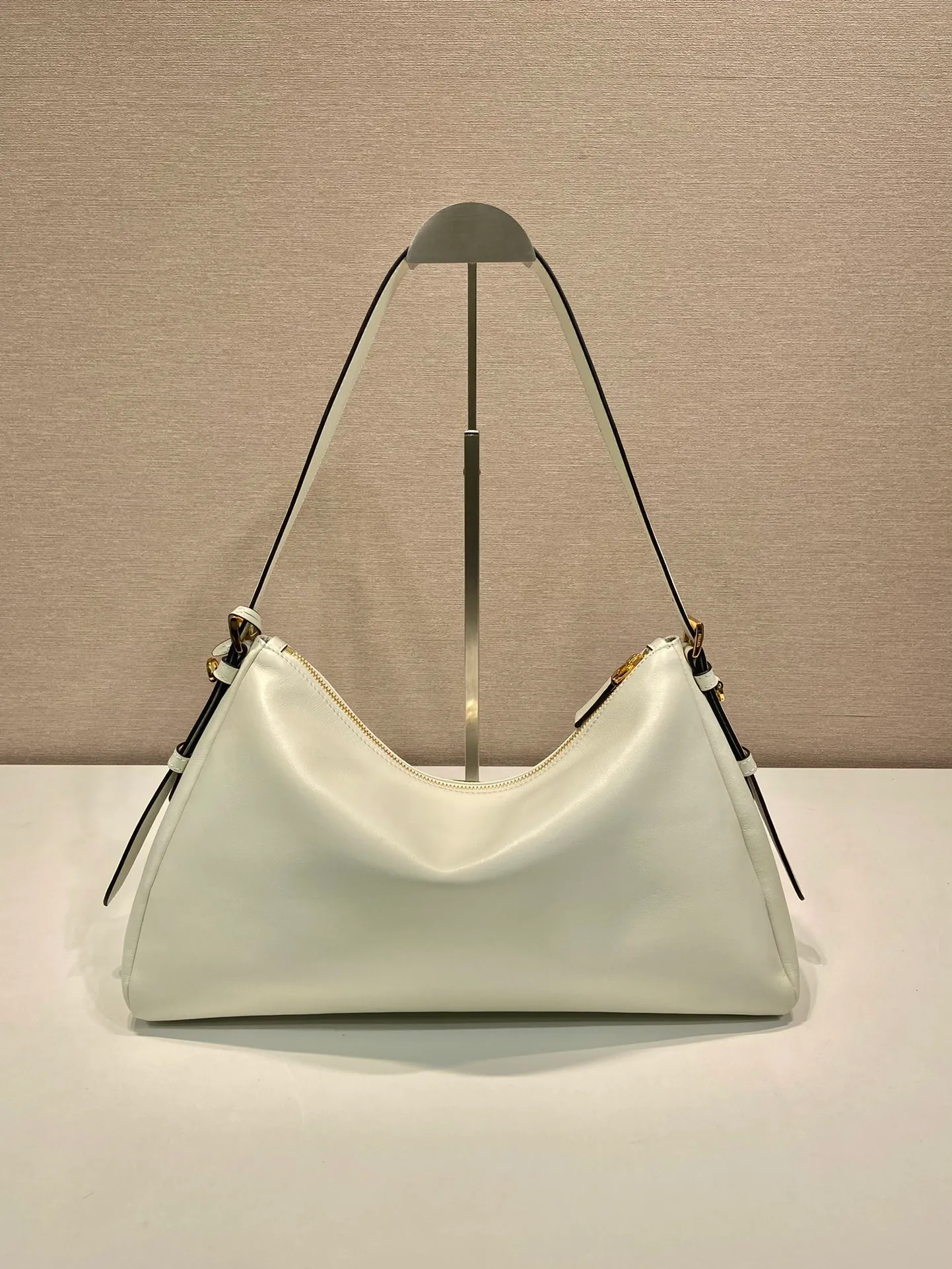 💰1760🎉New Aimee Underarm Bag🎉1BC228🎉🎉This leather Hobo underarm bag has a simple design and is made of imported calfskin. It has a metal triangular enamel logo on the front and is equipped with a detachable leather shoulder strap. The leather is fine and soft, practical, lightweight, and has a large capacity. ﻿﻿﻿High-end and versatile, another fashion hit. Hurry up and get it, it’s so beautiful👏👏 Length 39x height 24x bottom 12cm