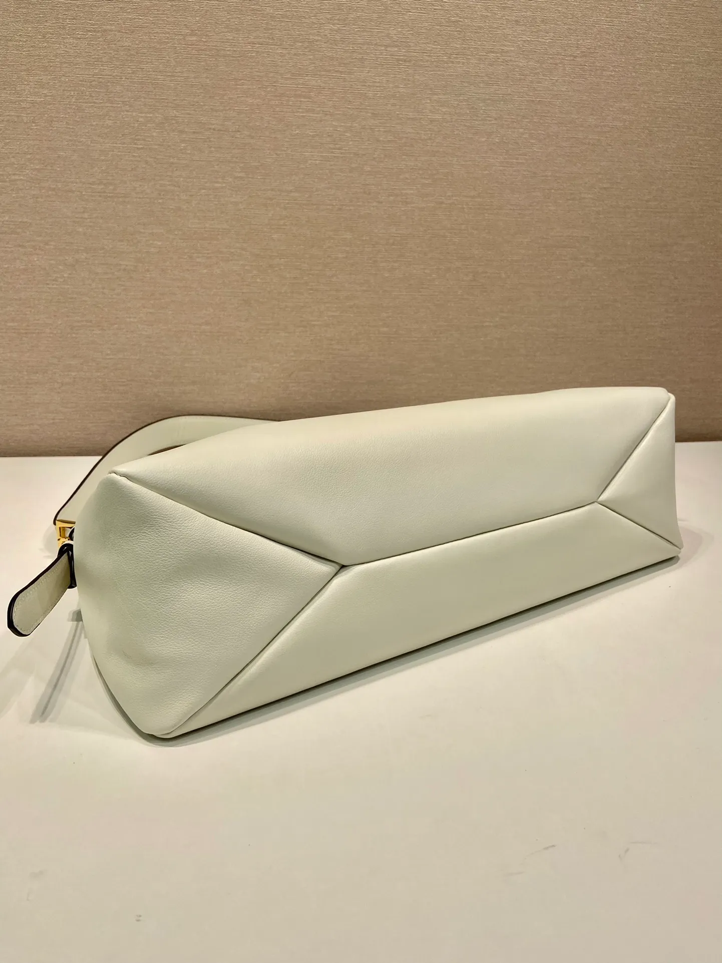 💰1760🎉New Aimee Underarm Bag🎉1BC228🎉🎉This leather Hobo underarm bag has a simple design and is made of imported calfskin. It has a metal triangular enamel logo on the front and is equipped with a detachable leather shoulder strap. The leather is fine and soft, practical, lightweight, and has a large capacity. ﻿﻿﻿High-end and versatile, another fashion hit. Hurry up and get it, it’s so beautiful👏👏 Length 39x height 24x bottom 12cm