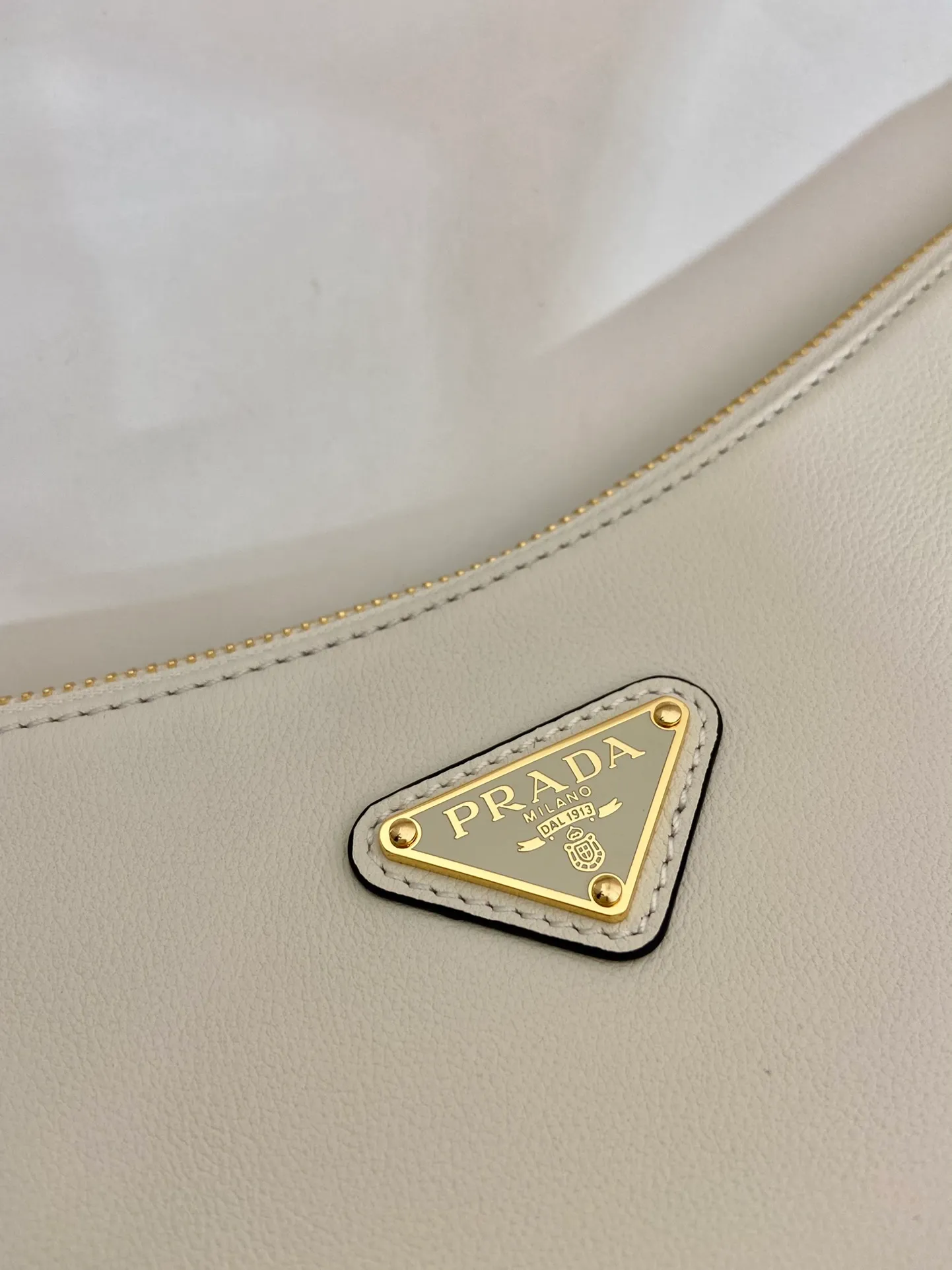 💰1760🎉New Aimee Underarm Bag🎉1BC228🎉🎉This leather Hobo underarm bag has a simple design and is made of imported calfskin. It has a metal triangular enamel logo on the front and is equipped with a detachable leather shoulder strap. The leather is fine and soft, practical, lightweight, and has a large capacity. ﻿﻿﻿High-end and versatile, another fashion hit. Hurry up and get it, it’s so beautiful👏👏 Length 39x height 24x bottom 12cm