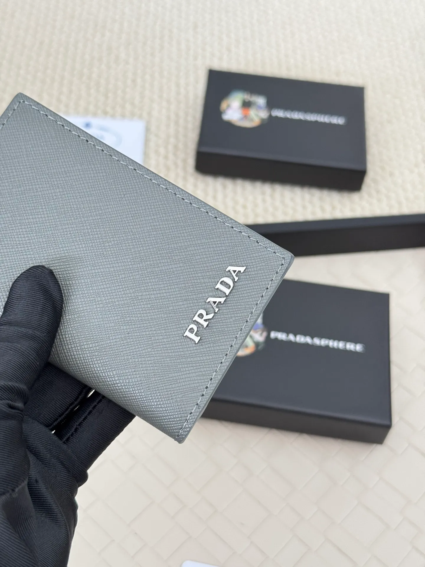💰120 prada cross pattern unisex card holder, can be placed in pockets, bags, and can be held in hand, made of cross pattern imported calfskin, pocket card holder, can hold change, 6 card slots, simple and elegant fashion trend. Model 2MC101, color as shown in the picture, size 11×7cm,