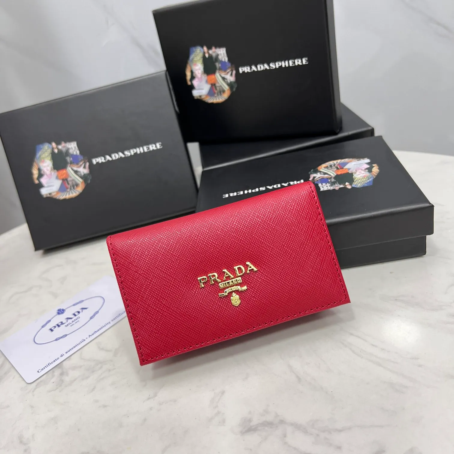 Batch 150 PRADA👏👏Hot-selling men’s card holder💼The latest style at the counter, synchronized with the official website, genuine product development, Italian top-quality original single cross-grain cowhide with excellent texture, threaded lining and imported hardware accessories! Exquisite routing is even and neat, oil edges are smooth, number: ML205, size: length 11cm, height 6.5cm, color: red, black, plum red, blue, pink