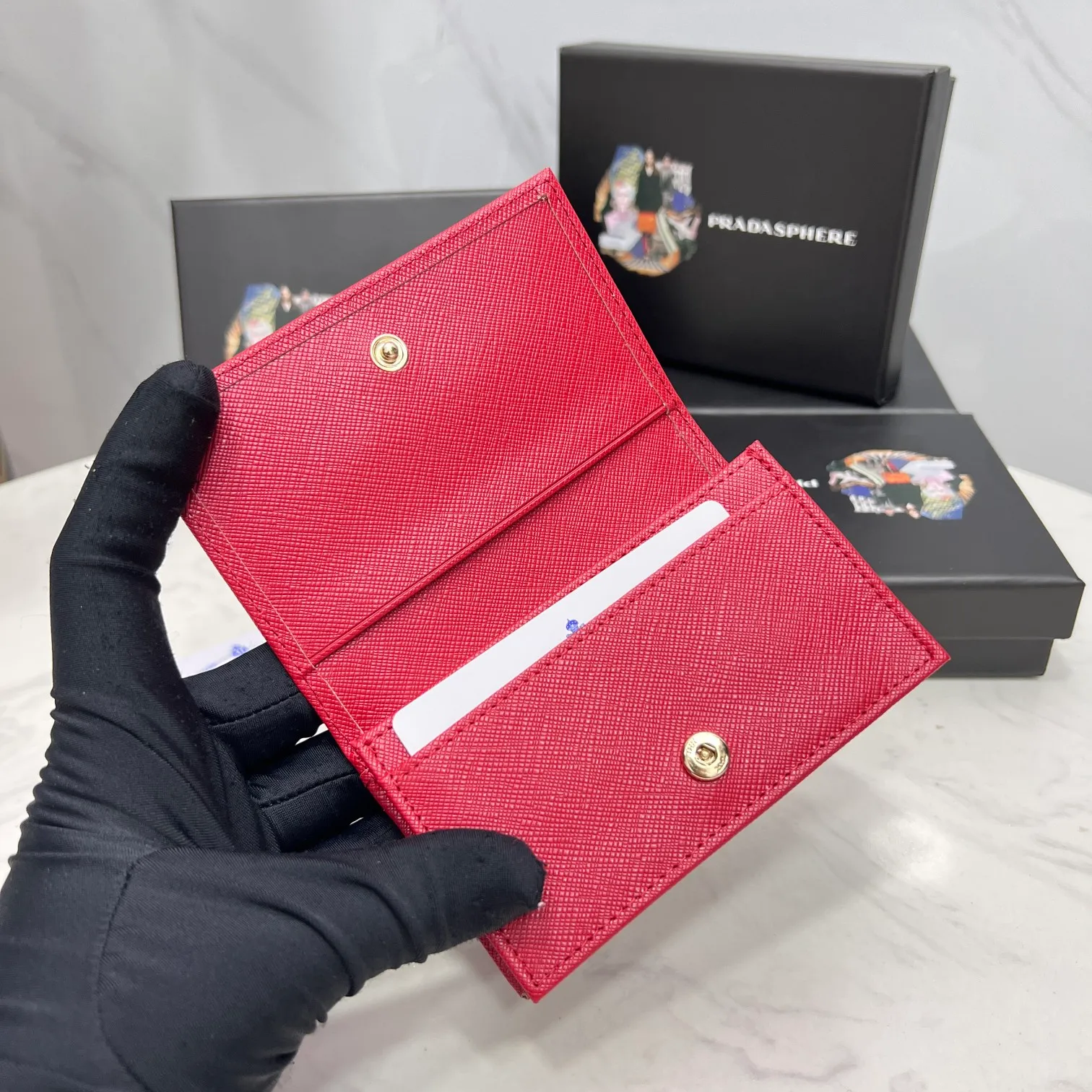 Batch 150 PRADA👏👏Hot-selling men’s card holder💼The latest style at the counter, synchronized with the official website, genuine product development, Italian top-quality original single cross-grain cowhide with excellent texture, threaded lining and imported hardware accessories! Exquisite routing is even and neat, oil edges are smooth, number: ML205, size: length 11cm, height 6.5cm, color: red, black, plum red, blue, pink