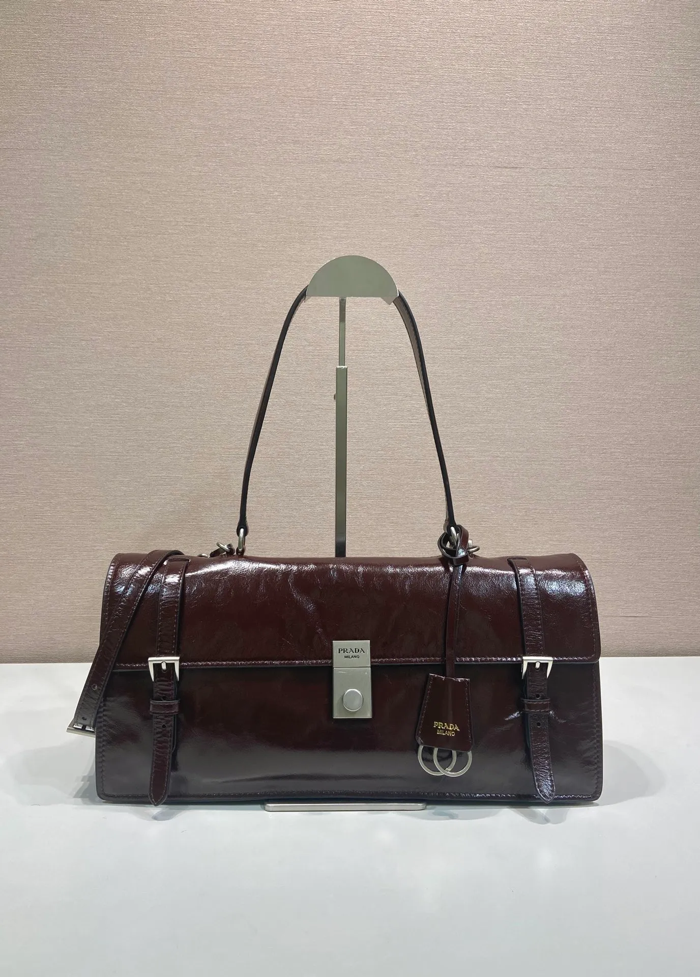 💰1900🎉New Pen Holder Bag🎉1BN024 Large🎉🎉 This leather handbag is inspired by the crisp and formal briefcase. It has a delicate and shiny texture and reinterprets the classic office style silhouette with a new attitude. Designed with exquisite soft details, it adds gentleness and versatile charm to the bag's classic shape. The classic vertical lock buckle embellishes the details, and it is equipped with a long handle, which can be carried over the shoulder, making it more practical. Another popular style that will never go out of style, hurry up and get it🎉🎉 Length 38x Height 17.5x Bottom 11cm🎉🎉🎉💰💰💰