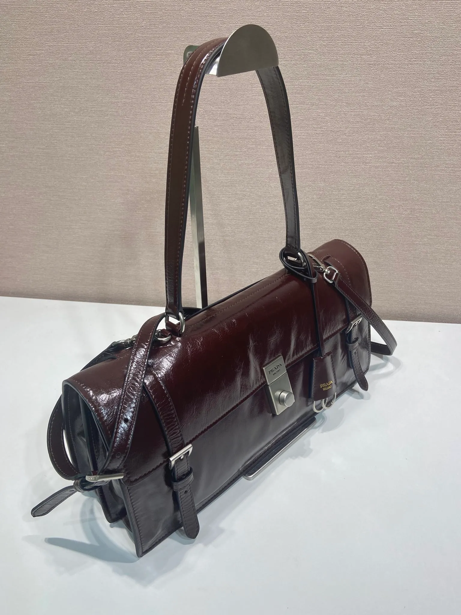 💰1900🎉New Pen Holder Bag🎉1BN024 Large🎉🎉 This leather handbag is inspired by the crisp and formal briefcase. It has a delicate and shiny texture and reinterprets the classic office style silhouette with a new attitude. Designed with exquisite soft details, it adds gentleness and versatile charm to the bag's classic shape. The classic vertical lock buckle embellishes the details, and it is equipped with a long handle, which can be carried over the shoulder, making it more practical. Another popular style that will never go out of style, hurry up and get it🎉🎉 Length 38x Height 17.5x Bottom 11cm🎉🎉🎉💰💰💰