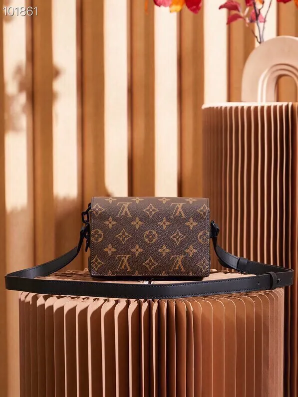 P¥780👉nfc dynamic chip version👈[Top-level inspection-free all-steel hardware] This Steamer mini handbag is made of Monogram Macassar canvas and is recognizable with decorative chains and brooches. The reinforced corners trace back to the brand's box-making tradition. The magnetic buckle design makes it easy to access small items. The adjustable shoulder strap allows you to choose to carry it on the shoulder or cross-body. Monogram Macassar coated canvas, cow leather trim, fabric lining, metal hardware, Steamer style chain, magnetic closure, zippered inner pocket, shoulder strap: non-detachable, adjustable! ! Model: M83613; Size: 18x11x6.5CM