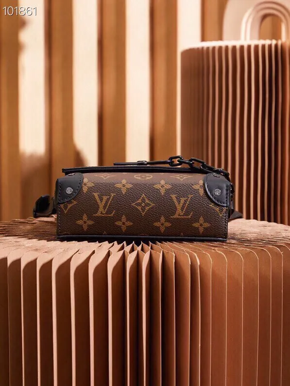P¥780👉nfc dynamic chip version👈[Top-level inspection-free all-steel hardware] This Steamer mini handbag is made of Monogram Macassar canvas and is recognizable with decorative chains and brooches. The reinforced corners trace back to the brand's box-making tradition. The magnetic buckle design makes it easy to access small items. The adjustable shoulder strap allows you to choose to carry it on the shoulder or cross-body. Monogram Macassar coated canvas, cow leather trim, fabric lining, metal hardware, Steamer style chain, magnetic closure, zippered inner pocket, shoulder strap: non-detachable, adjustable! ! Model: M83613; Size: 18x11x6.5CM