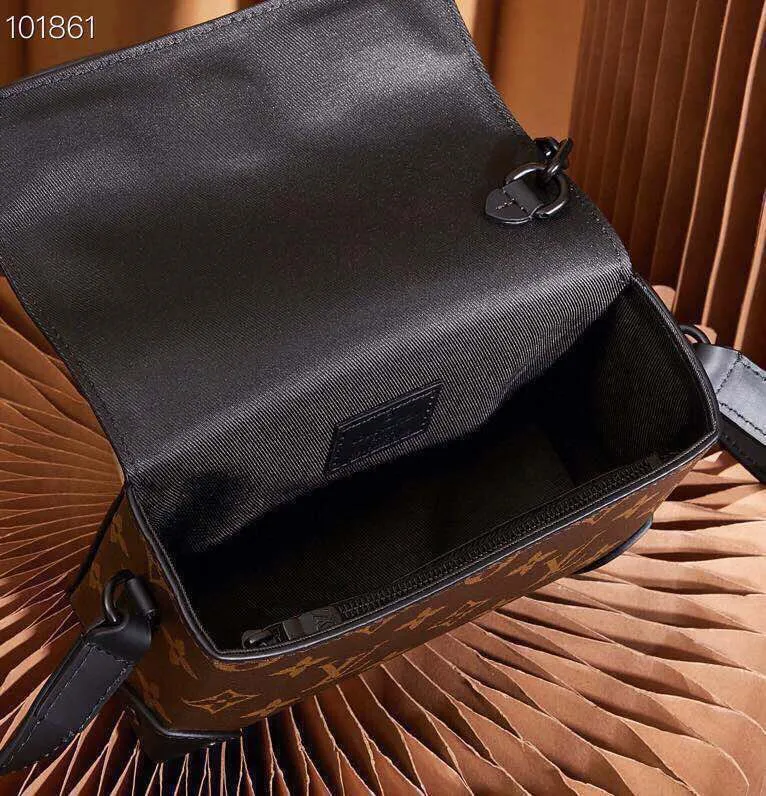 P¥780👉nfc dynamic chip version👈[Top-level inspection-free all-steel hardware] This Steamer mini handbag is made of Monogram Macassar canvas and is recognizable with decorative chains and brooches. The reinforced corners trace back to the brand's box-making tradition. The magnetic buckle design makes it easy to access small items. The adjustable shoulder strap allows you to choose to carry it on the shoulder or cross-body. Monogram Macassar coated canvas, cow leather trim, fabric lining, metal hardware, Steamer style chain, magnetic closure, zippered inner pocket, shoulder strap: non-detachable, adjustable! ! Model: M83613; Size: 18x11x6.5CM