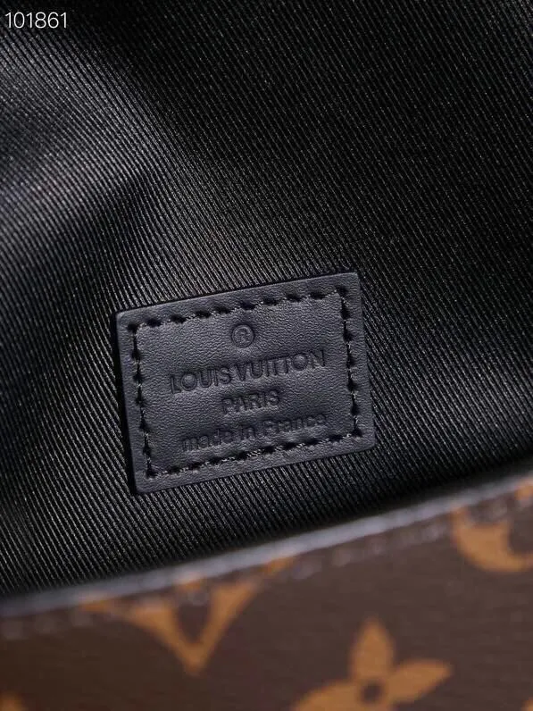 P¥780👉nfc dynamic chip version👈[Top-level inspection-free all-steel hardware] This Steamer mini handbag is made of Monogram Macassar canvas and is recognizable with decorative chains and brooches. The reinforced corners trace back to the brand's box-making tradition. The magnetic buckle design makes it easy to access small items. The adjustable shoulder strap allows you to choose to carry it on the shoulder or cross-body. Monogram Macassar coated canvas, cow leather trim, fabric lining, metal hardware, Steamer style chain, magnetic closure, zippered inner pocket, shoulder strap: non-detachable, adjustable! ! Model: M83613; Size: 18x11x6.5CM