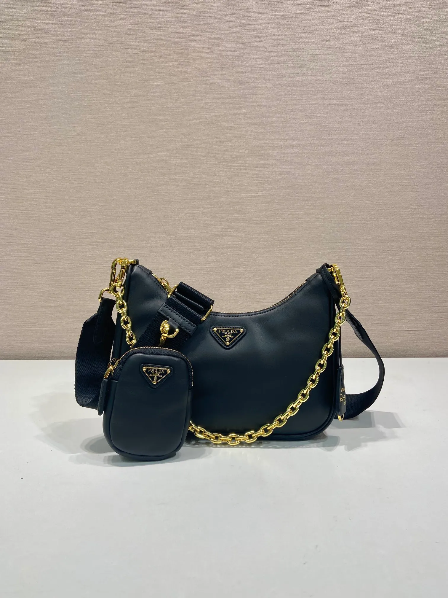 💰1500🎉Nappa Leather Three-in-One🎉1BH204 New Product🎉🎉 This three-in-one padded shoulder bag is made of soft calf leather and has a simple silhouette. It is equipped with a detachable long nylon shoulder strap and velvet strips. It is a favorite small bag on the shoulder strap. So cute 😉 It feels very soft🎉, practical and casual, babies, hurry up and get it🎉🎉 Length 22x height 18x ​​base 6.5cm🎉🎉🎉🍊🍊🍊