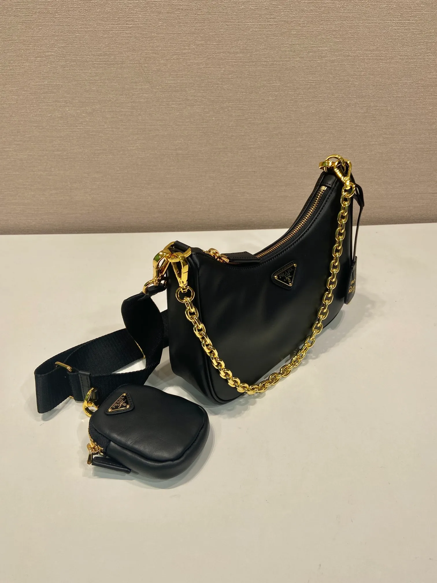 💰1500🎉Nappa Leather Three-in-One🎉1BH204 New Product🎉🎉 This three-in-one padded shoulder bag is made of soft calf leather and has a simple silhouette. It is equipped with a detachable long nylon shoulder strap and velvet strips. It is a favorite small bag on the shoulder strap. So cute 😉 It feels very soft🎉, practical and casual, babies, hurry up and get it🎉🎉 Length 22x height 18x ​​base 6.5cm🎉🎉🎉🍊🍊🍊