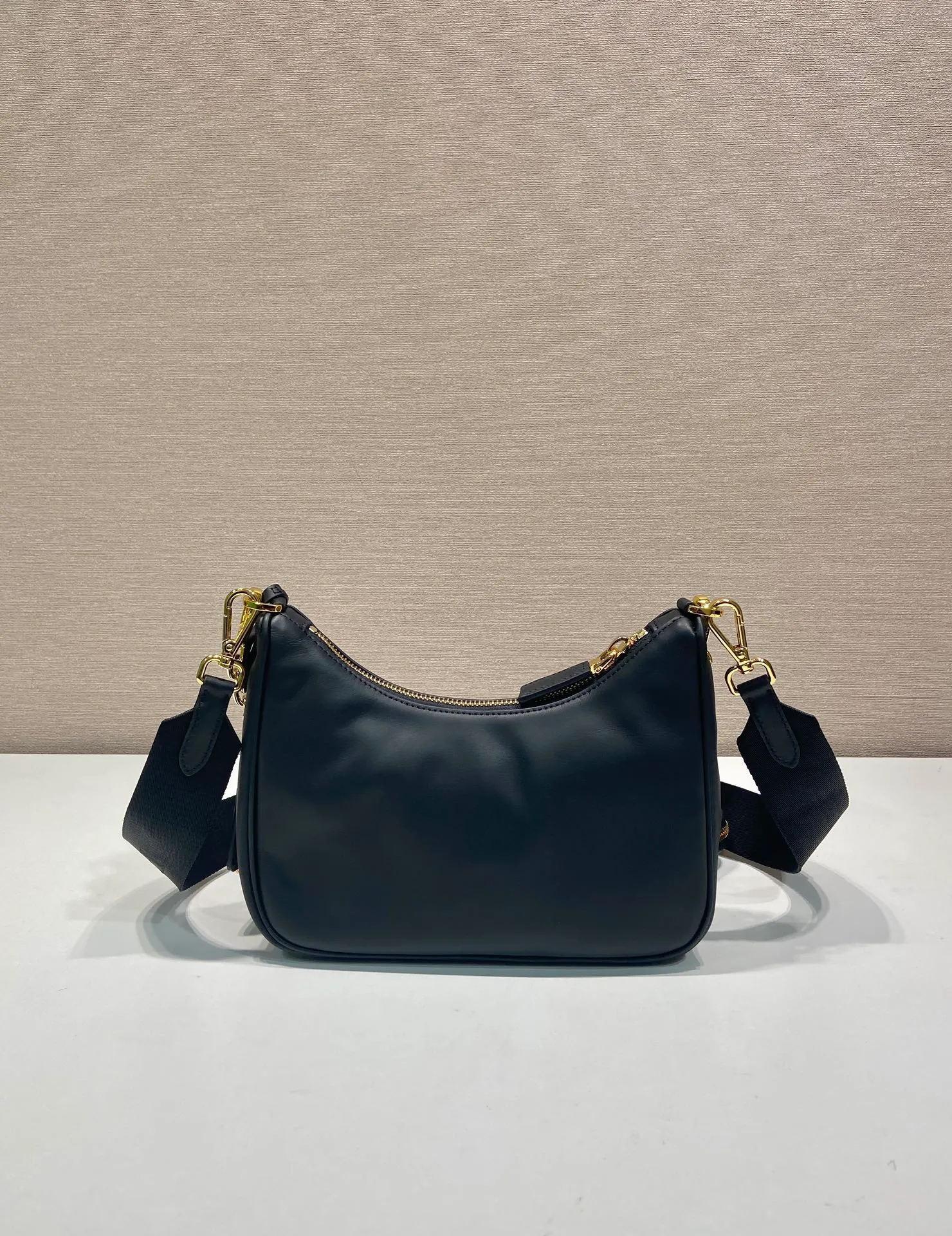 💰1500🎉Nappa Leather Three-in-One🎉1BH204 New Product🎉🎉 This three-in-one padded shoulder bag is made of soft calf leather and has a simple silhouette. It is equipped with a detachable long nylon shoulder strap and velvet strips. It is a favorite small bag on the shoulder strap. So cute 😉 It feels very soft🎉, practical and casual, babies, hurry up and get it🎉🎉 Length 22x height 18x ​​base 6.5cm🎉🎉🎉🍊🍊🍊