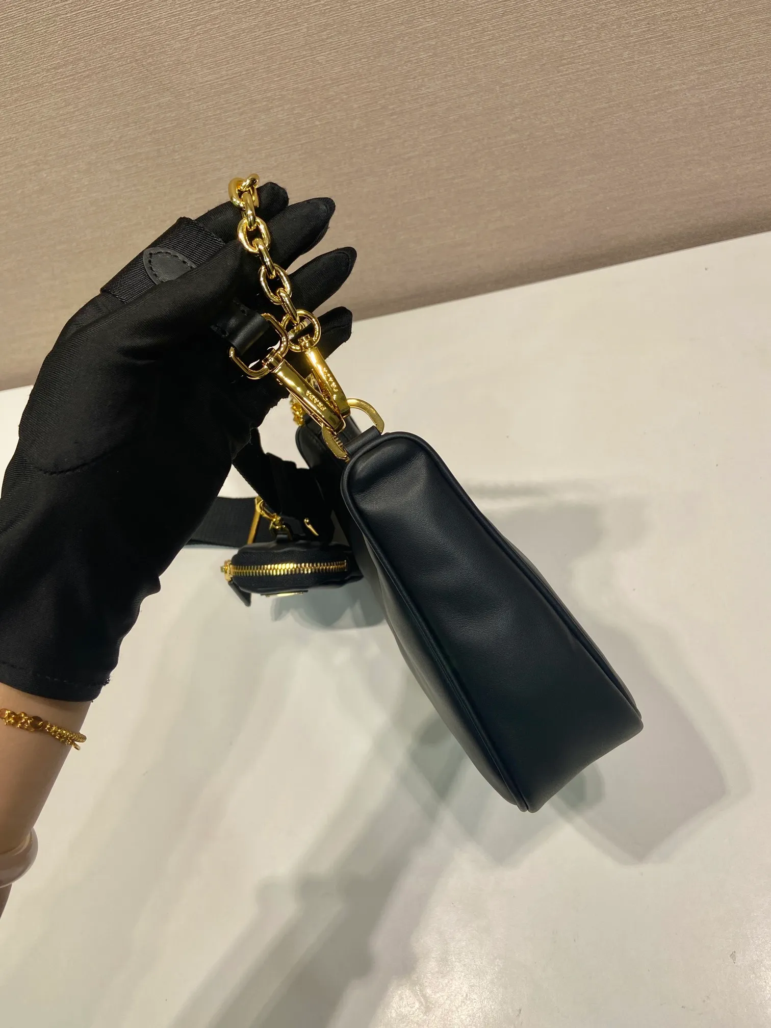 💰1500🎉Nappa Leather Three-in-One🎉1BH204 New Product🎉🎉 This three-in-one padded shoulder bag is made of soft calf leather and has a simple silhouette. It is equipped with a detachable long nylon shoulder strap and velvet strips. It is a favorite small bag on the shoulder strap. So cute 😉 It feels very soft🎉, practical and casual, babies, hurry up and get it🎉🎉 Length 22x height 18x ​​base 6.5cm🎉🎉🎉🍊🍊🍊