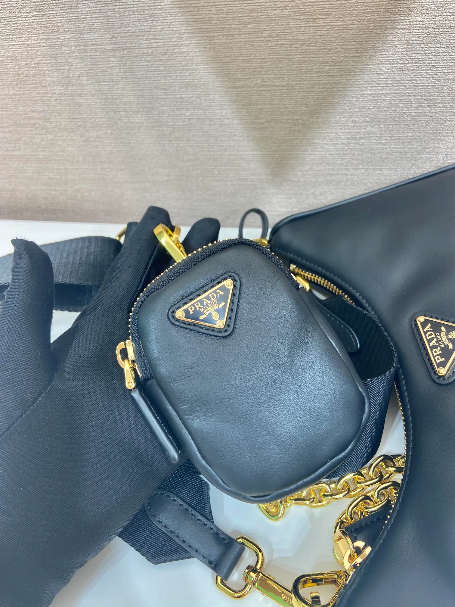 💰1500🎉Nappa Leather Three-in-One🎉1BH204 New Product🎉🎉 This three-in-one padded shoulder bag is made of soft calf leather and has a simple silhouette. It is equipped with a detachable long nylon shoulder strap and velvet strips. It is a favorite small bag on the shoulder strap. So cute 😉 It feels very soft🎉, practical and casual, babies, hurry up and get it🎉🎉 Length 22x height 18x ​​base 6.5cm🎉🎉🎉🍊🍊🍊